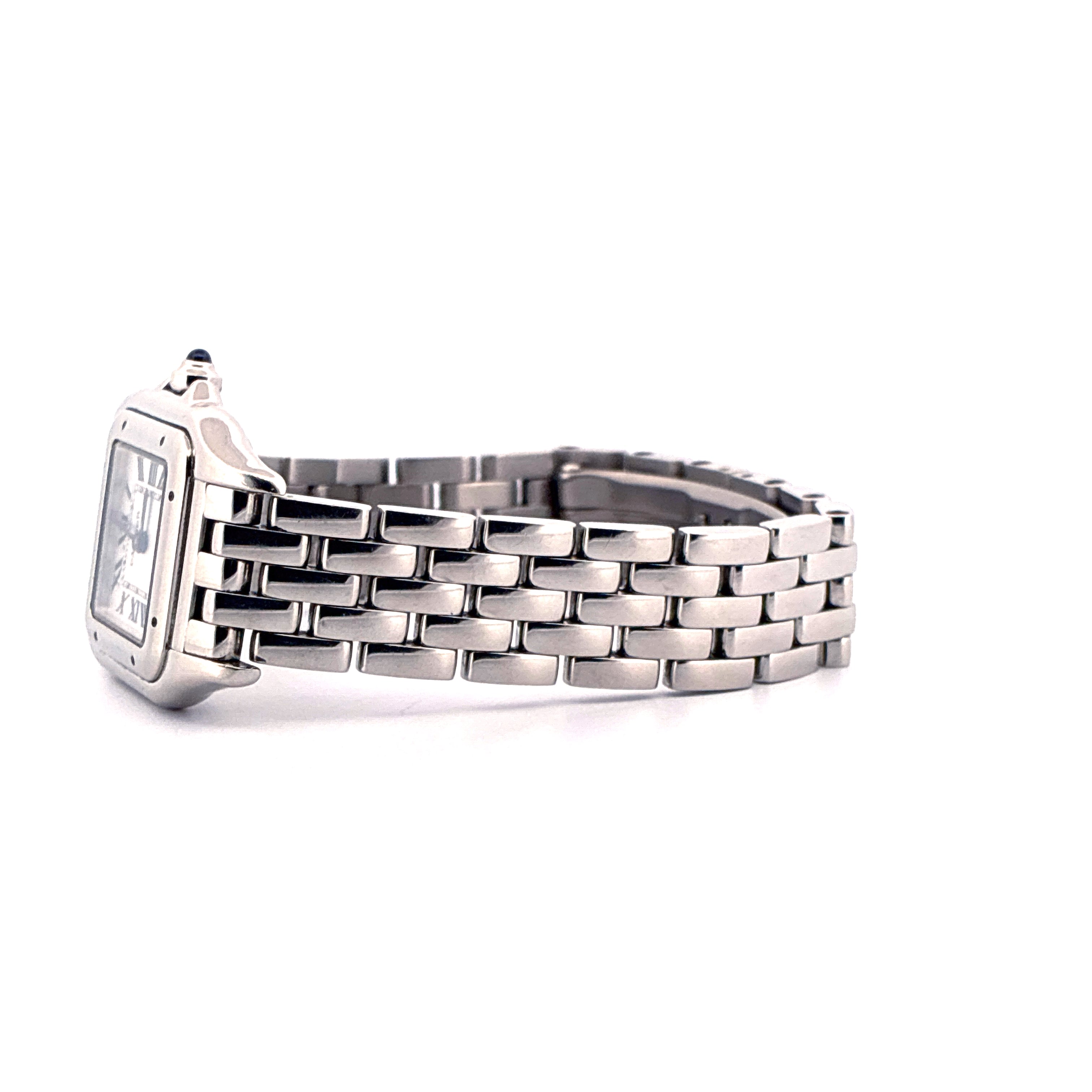 Cartier Panthère Armbanduhr aus Edelstahl, Seitenansicht auf weißem Hintergrund