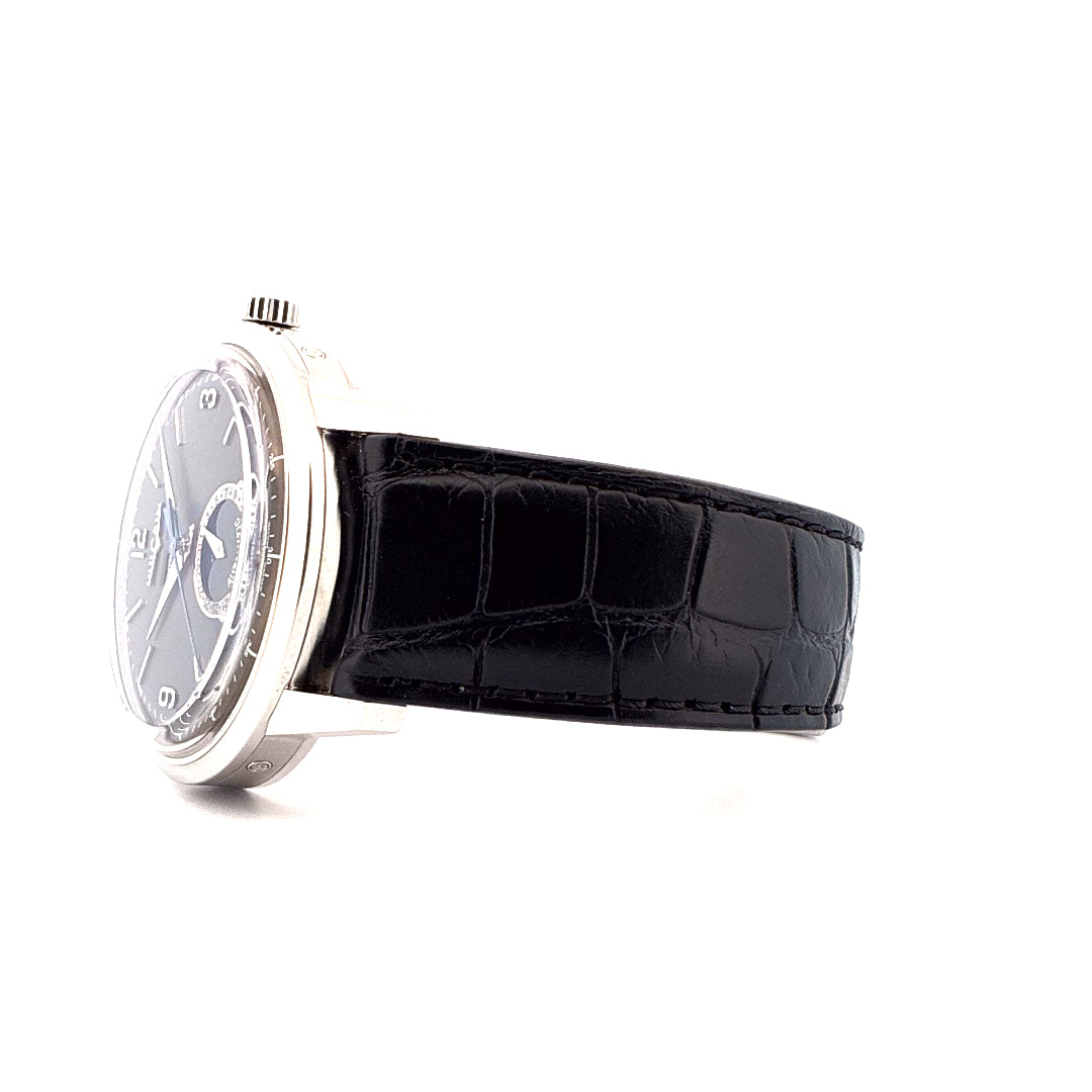 Vulcain 50s Presidents Moonphase neu im Detail: silberfarbenes Gehäuse, schwarzes Krokoarmband, anthrazitfarbenes Zifferblatt