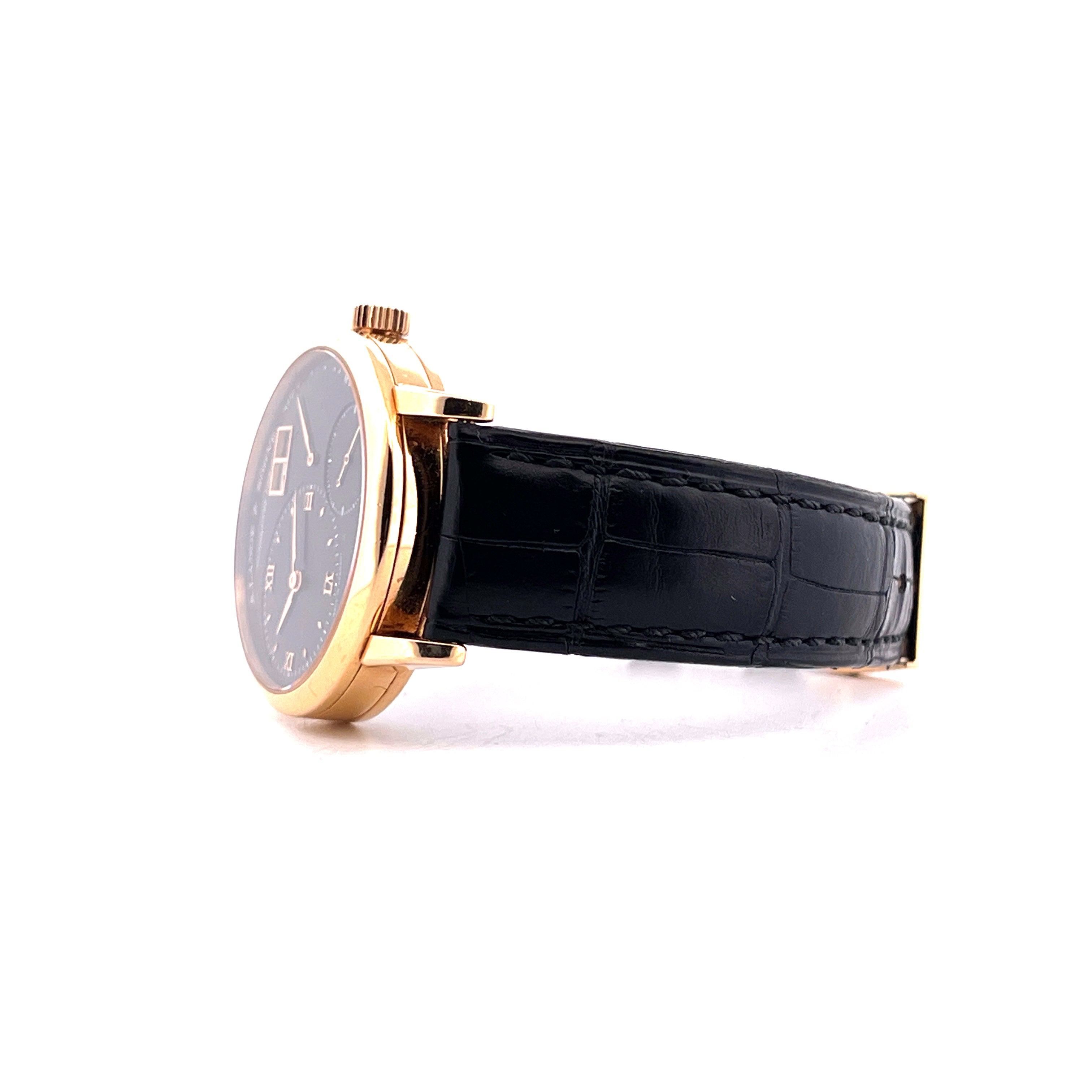 A. Lange & Söhne Kleine Lange 1 von rechts, goldfarbenes Gehäuse, schwarzes Krokodillederarmband, dunkles Zifferblatt