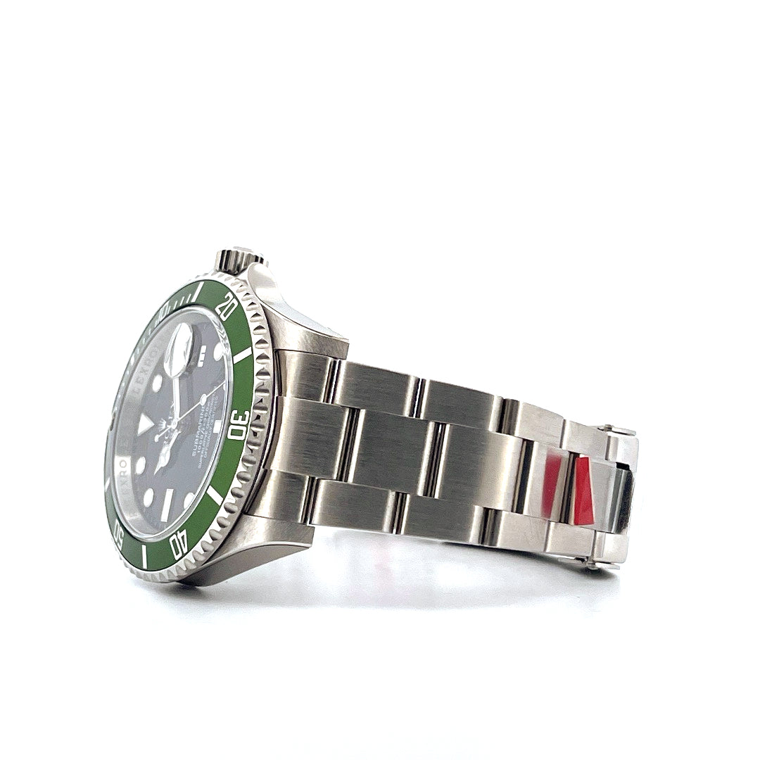 Rolex Kermit Submariner Date von der Seite mit grünem Zifferblatt und Stahlarmband auf weissem Hintergrund