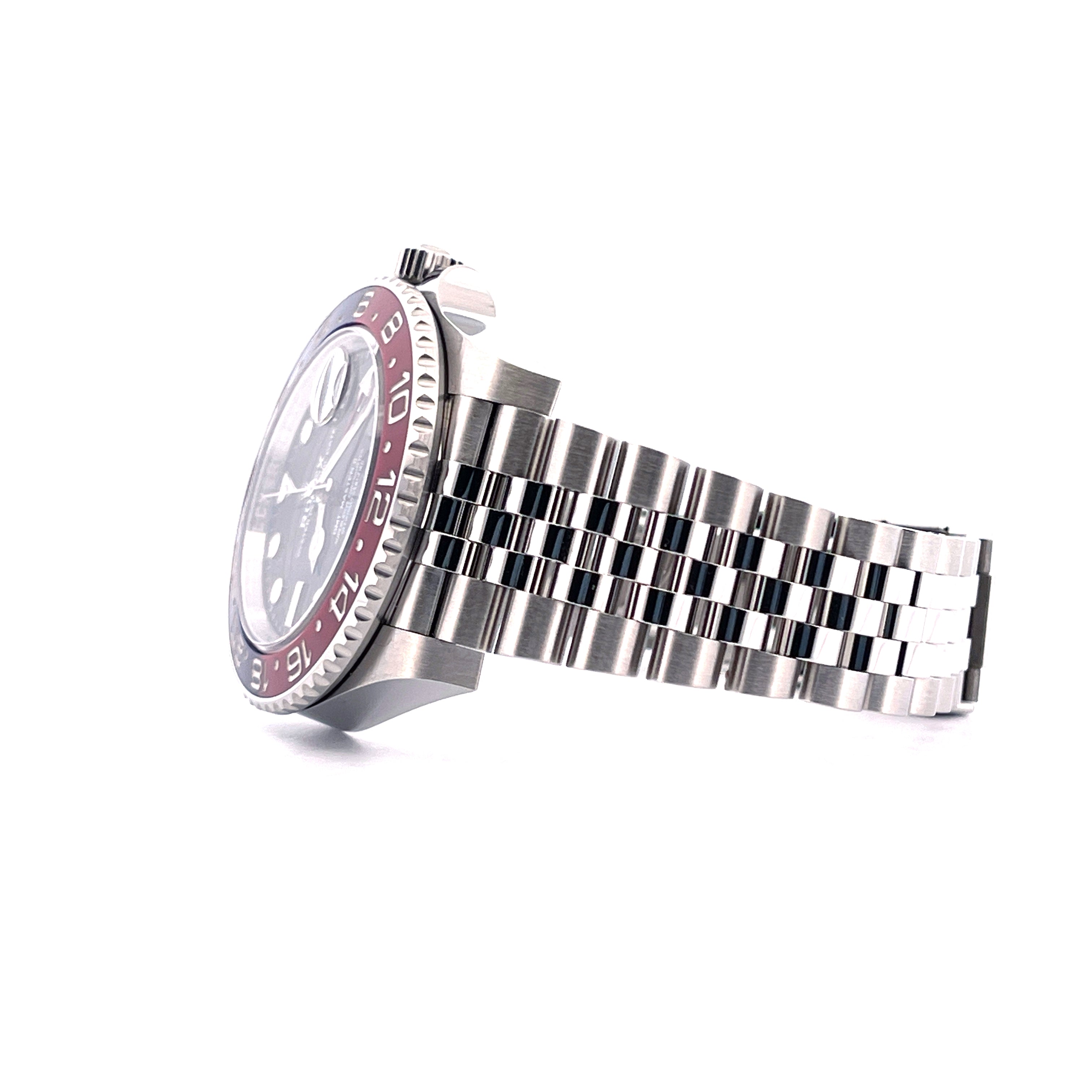 Rolex GMT-Master II Pepsi Jubilee im Detail aus der Seitenansicht auf weißem Hintergrund