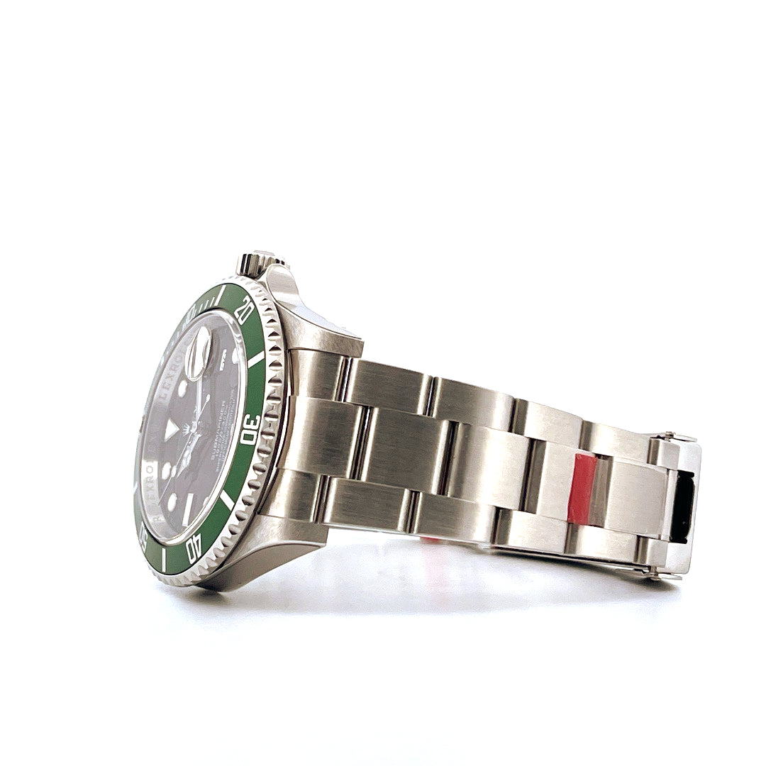 Rolex Kermit Submariner Date im Profil, aus Stahl mit gruener Keramik-Luenette, silbern mit roten Akzenten, weisser Hintergrund