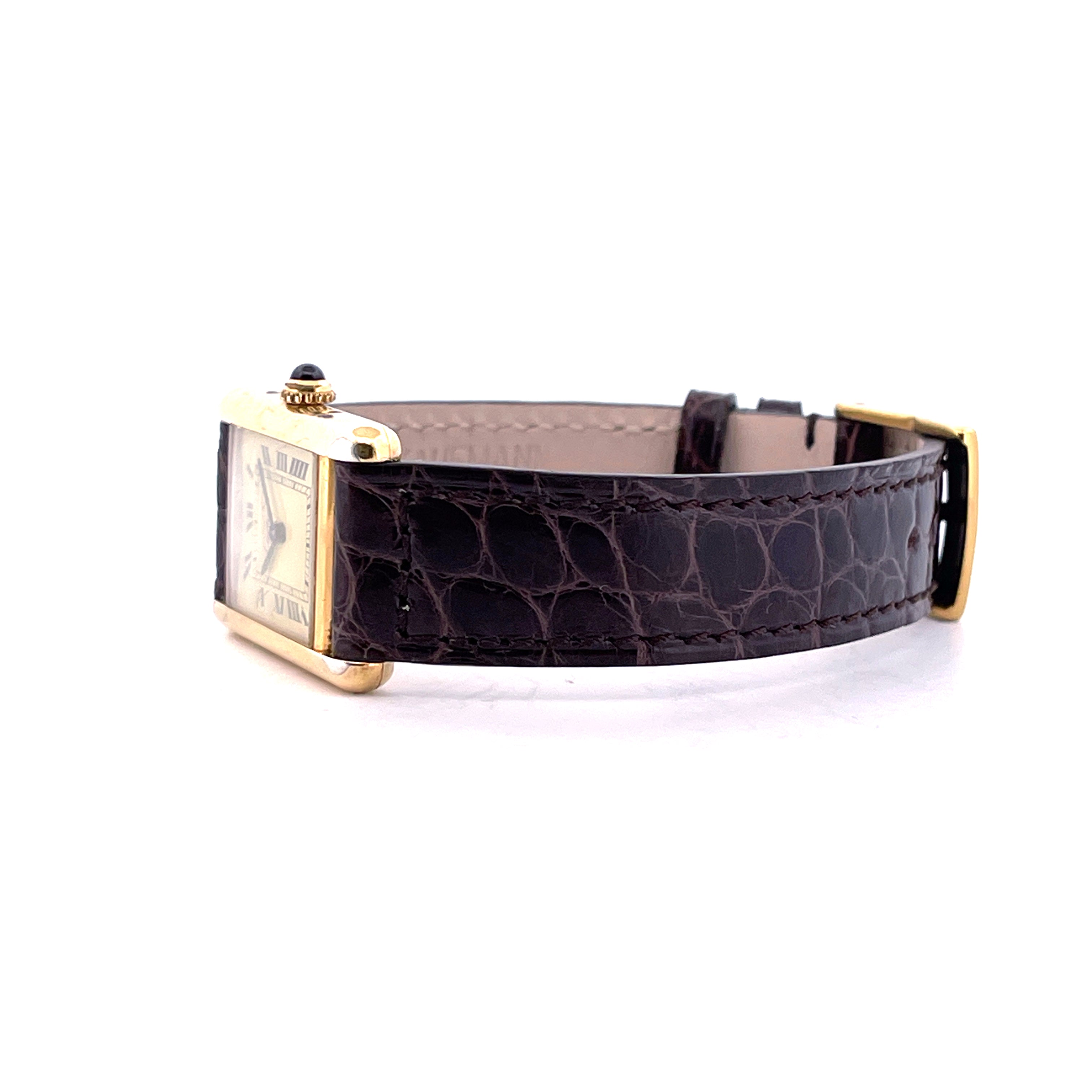 Seitenansicht einer Cartier Tank Vermeil mit dunkelbraunem Kroko-Lederarmband und goldener Schließe