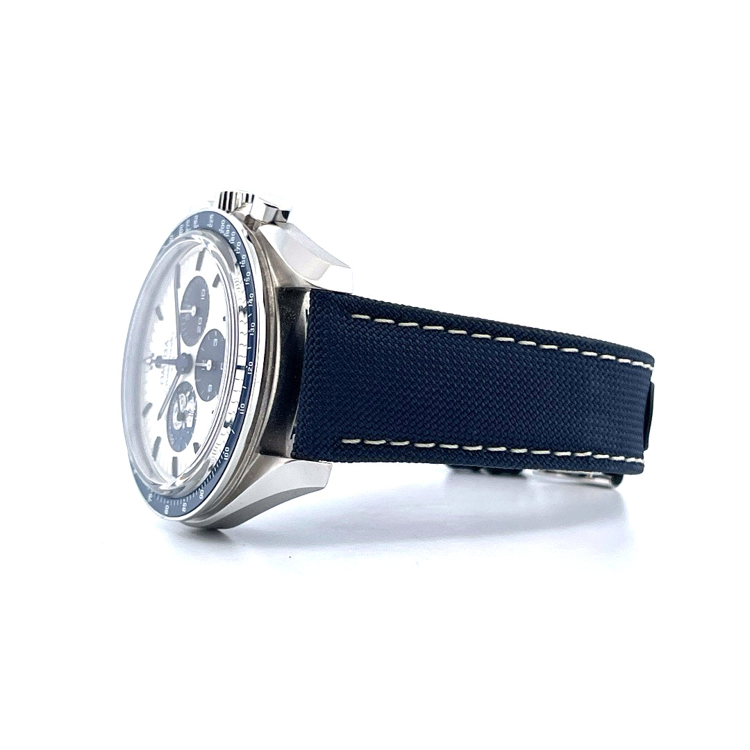 Omega Speedmaster "Silver Snoopy Award" 50th Anniversary im Seitenprofil auf weissem Hintergrund