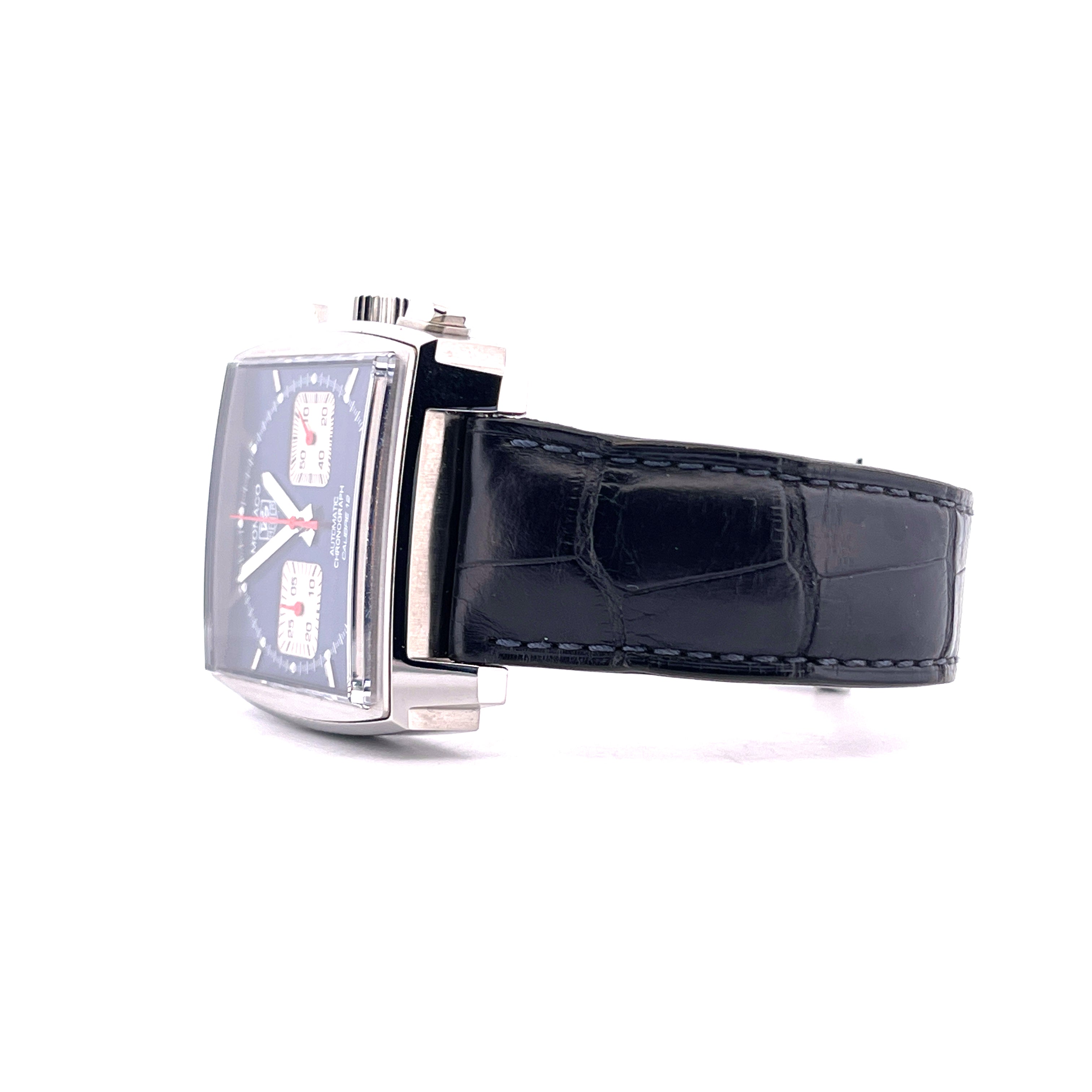 Tag Heuer Monaco CAW2111 im Seitenprofil mit blauem Zifferblatt und schwarzem Lederarmband