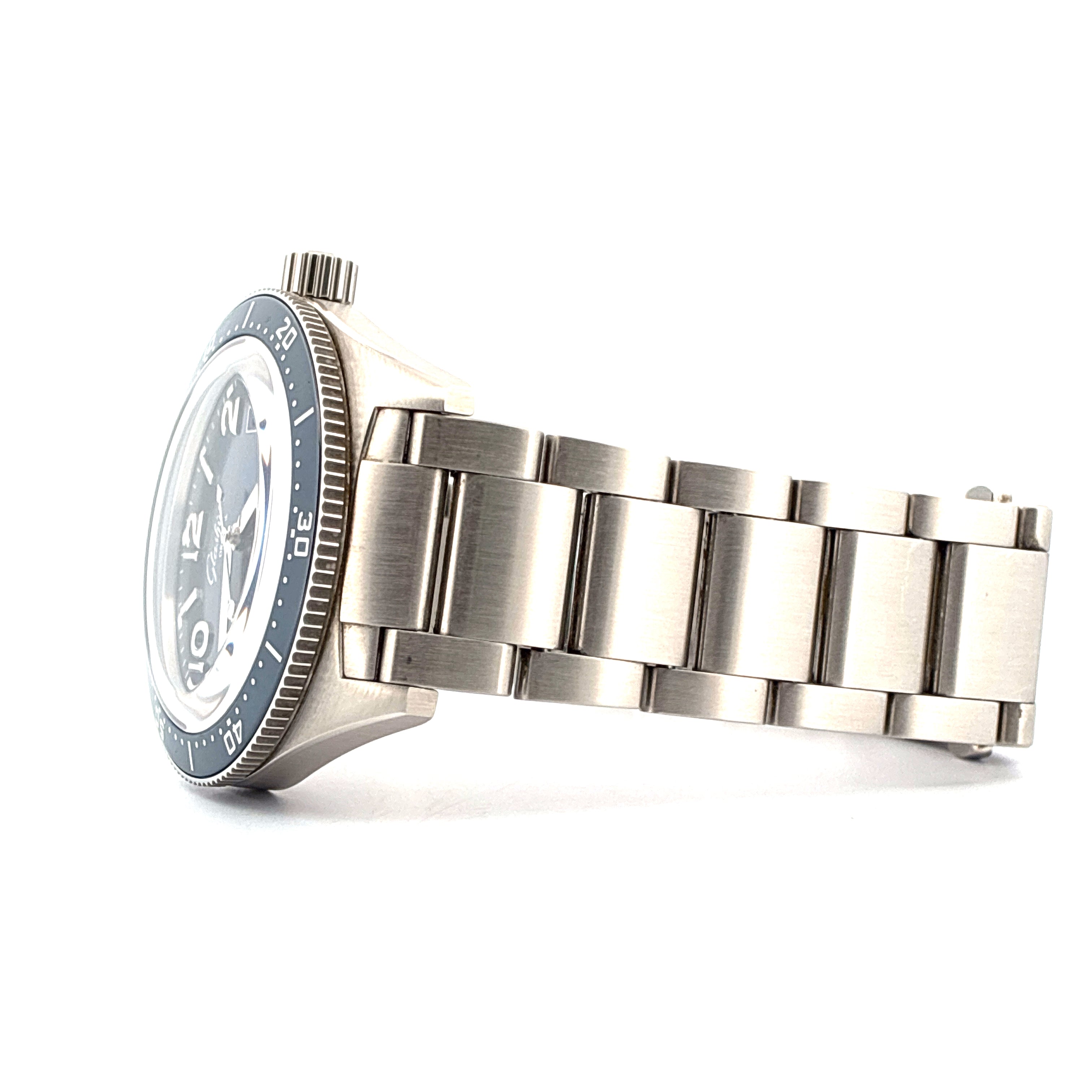 Seitenansicht der Glashütte Original SeaQ mit Edelstahlarmband und blauem Zifferblatt vor weissem Hintergrund