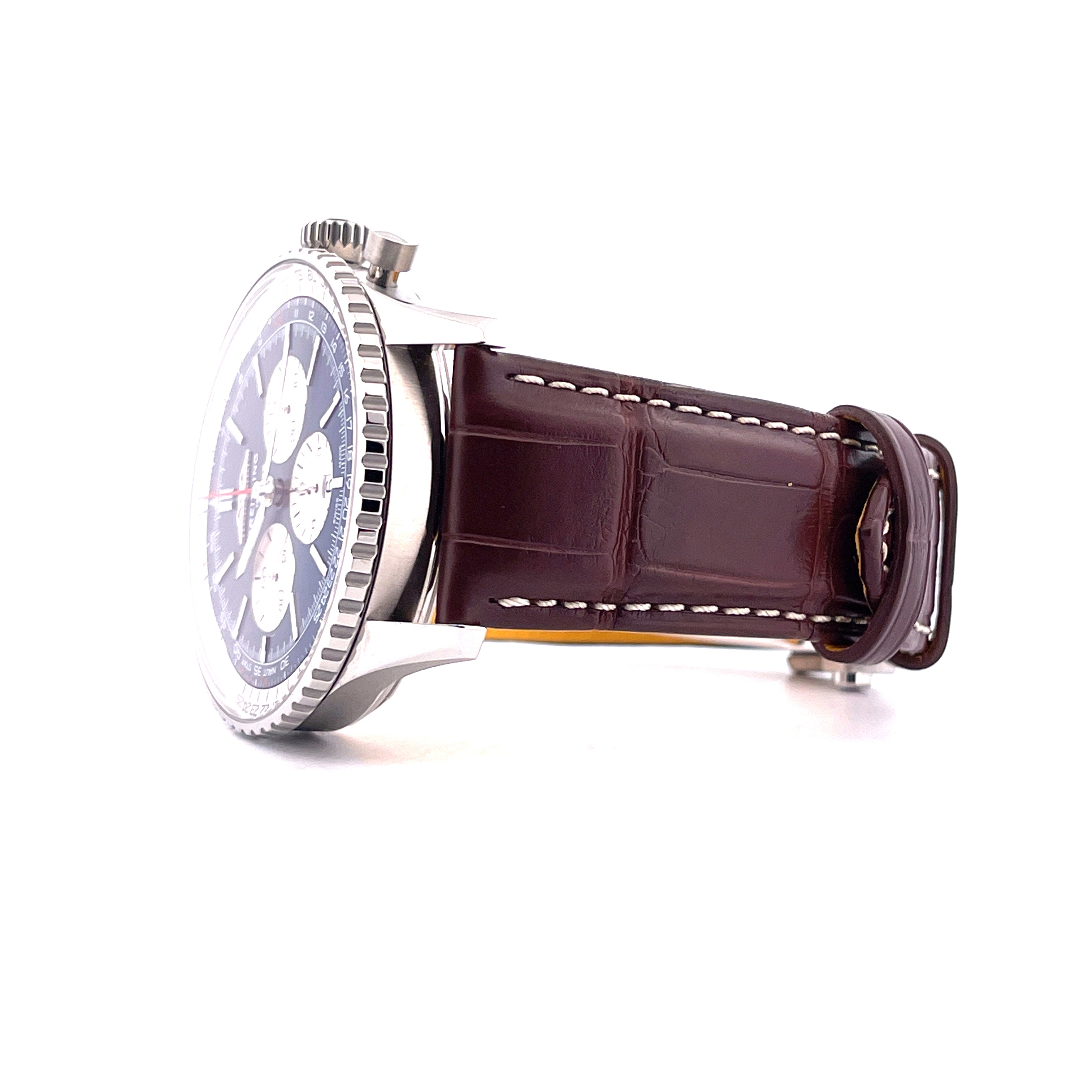 Seitenansicht einer Breitling Navitimer B01 Chronograph 46 mit blauem Zifferblatt und braunem Lederarmband
