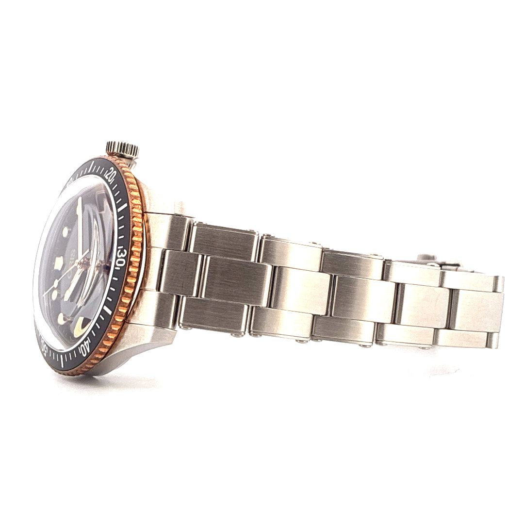 Oris Divers Sixty Five Edelstahl Automatik auf weißem Hintergrund mit Blick auf das Zifferblatt und Armband