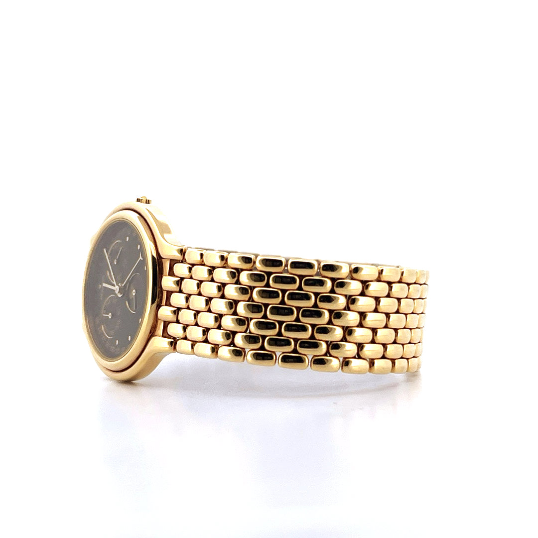 Movado Certo Museum Uhr im Profil mit goldfarbenem Gliederarmband und schwarzem Zifferblatt mit zwei Zeigern