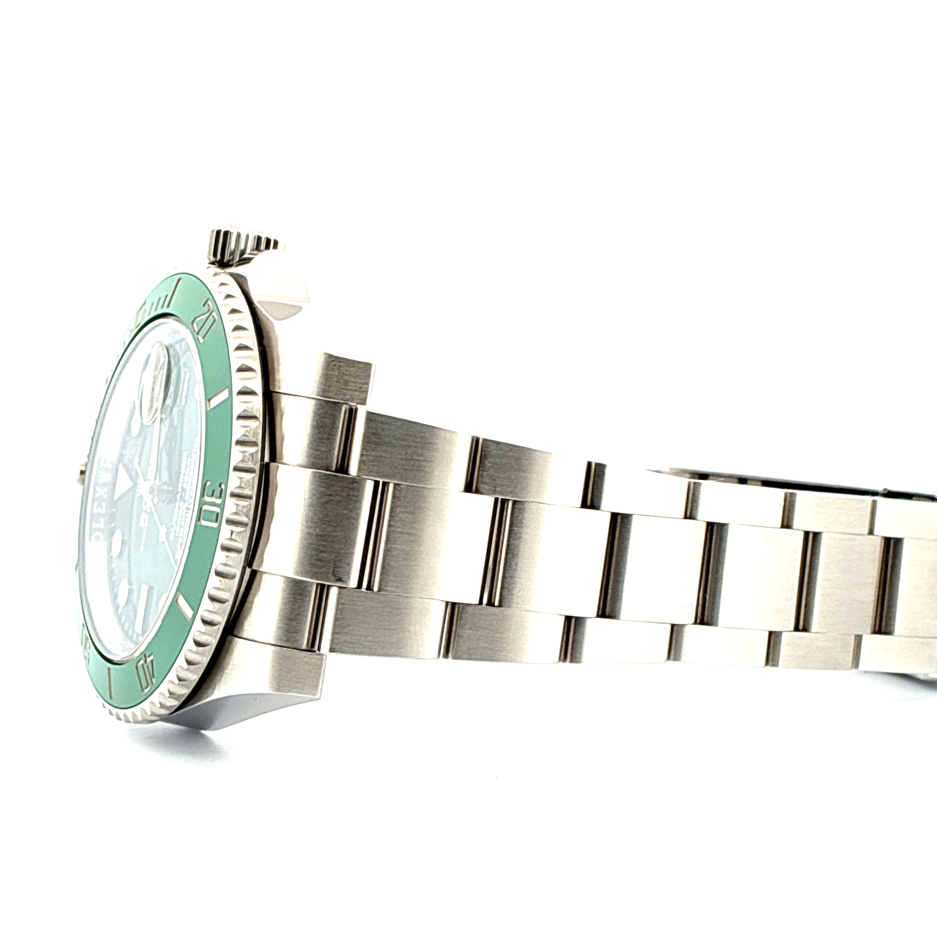 Rolex Submariner Date Hulk in Stahl, Seitenansicht mit grüner Lünette und Stahlarmband