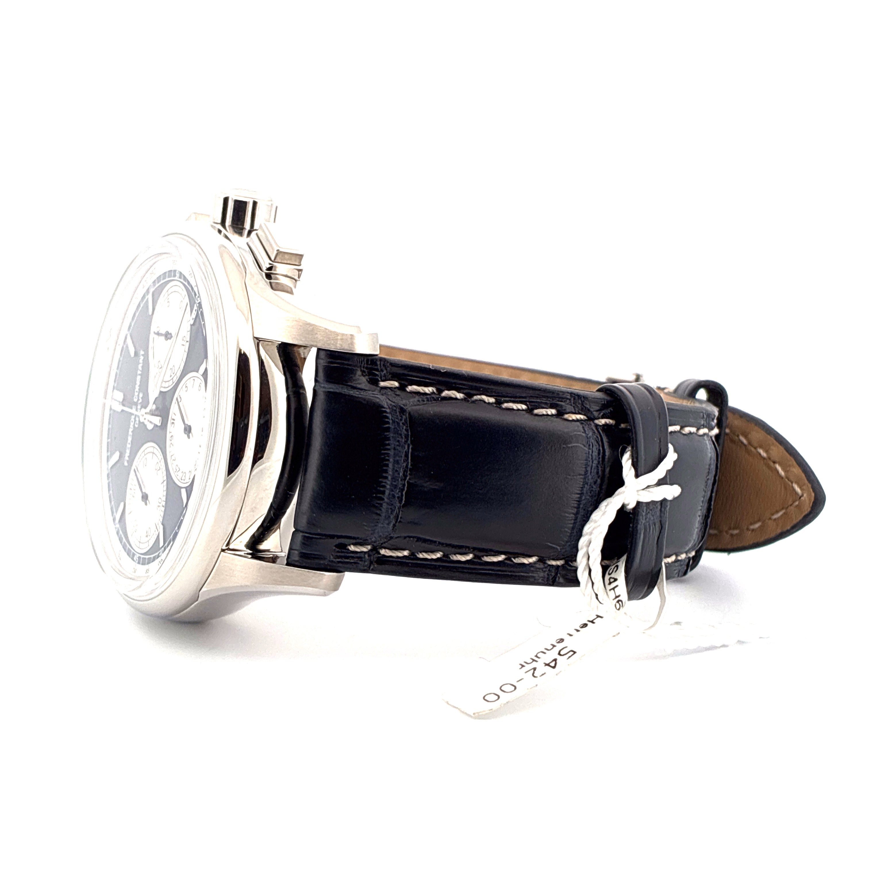 Seitenansicht einer Frederique Constant Manufacture Flyback Chronograph mit blauem Lederarmband, Edelstahlgehäuse und weiß…