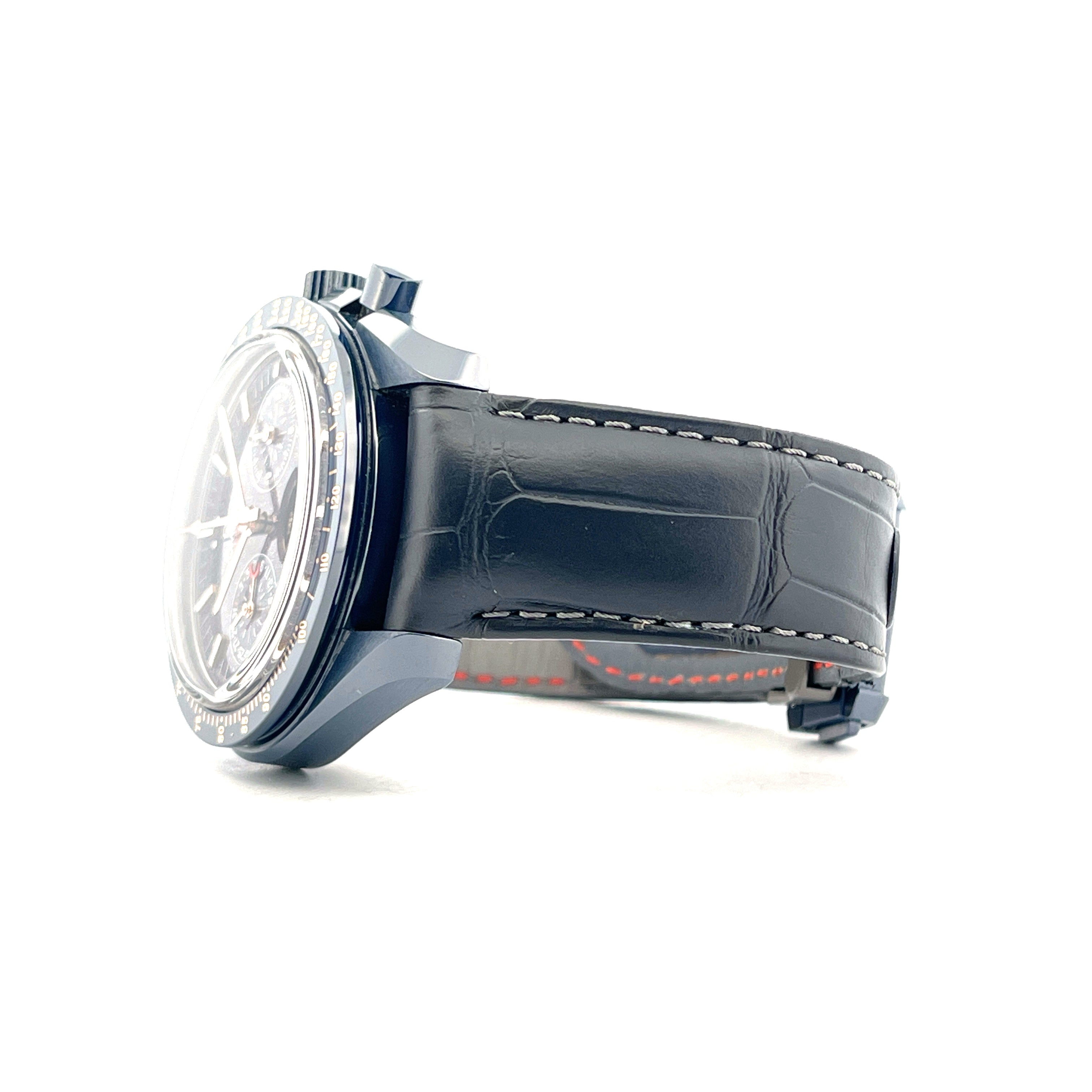 Omega Speedmaster Moonwatch Moonphase Blue Side of the Moon Seitenansicht mit blauem Keramikarmband