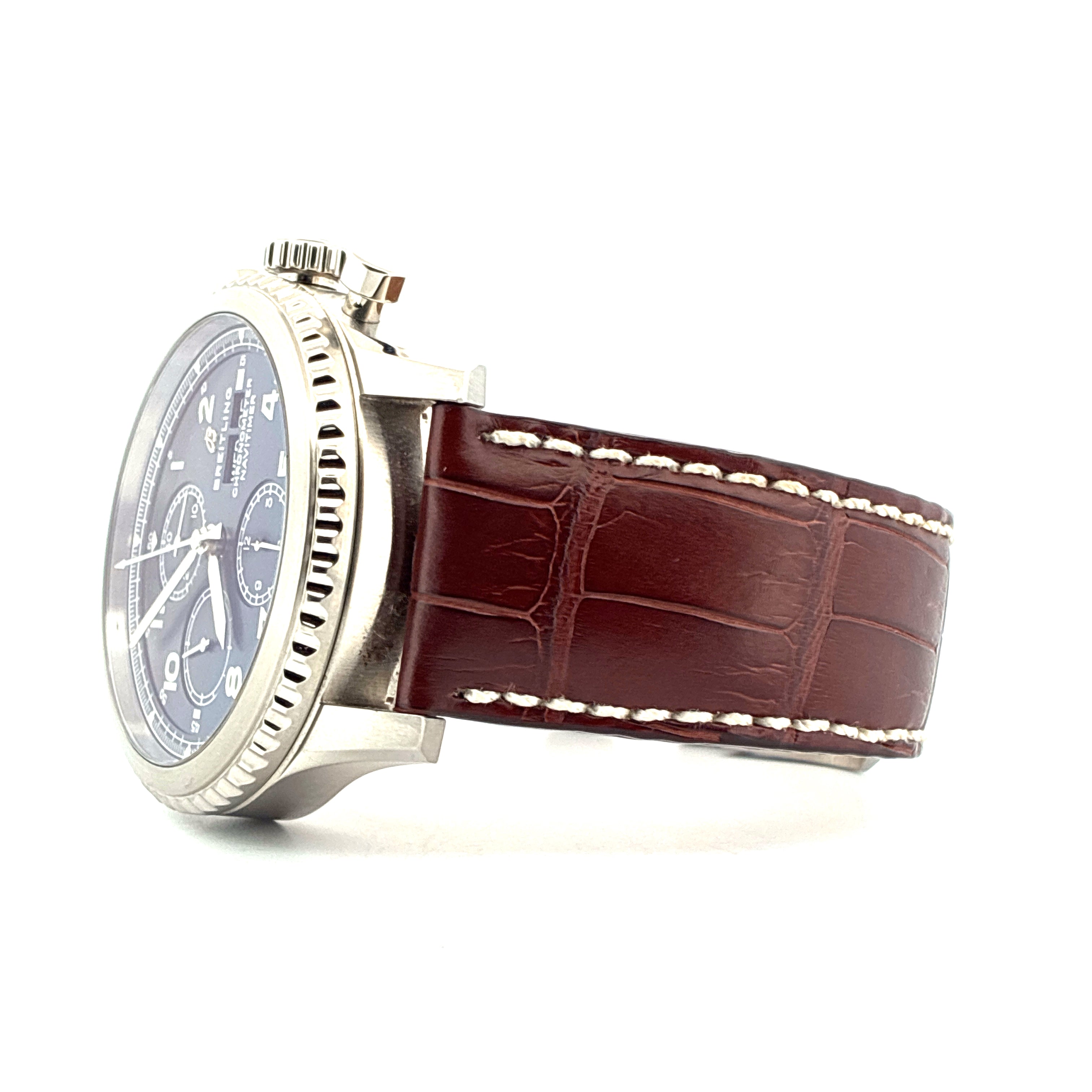 Breitling Navitimer 8 Chronograph mit blauem Zifferblatt und braunem Krokolederarmband in Seitenansicht
