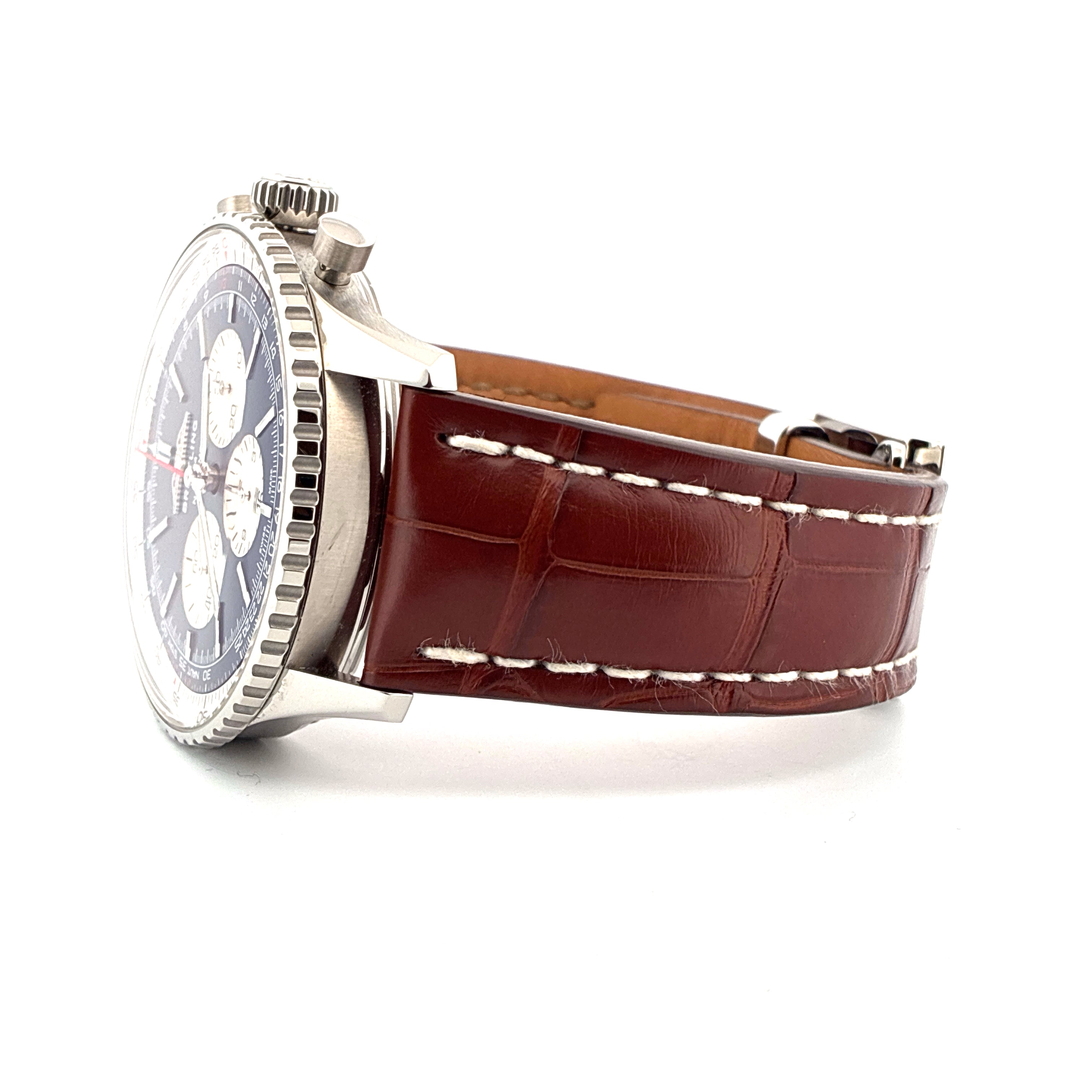 Breitling Navitimer B01 Chronograph 46 mit blauem Zifferblatt und braunem Lederarmband