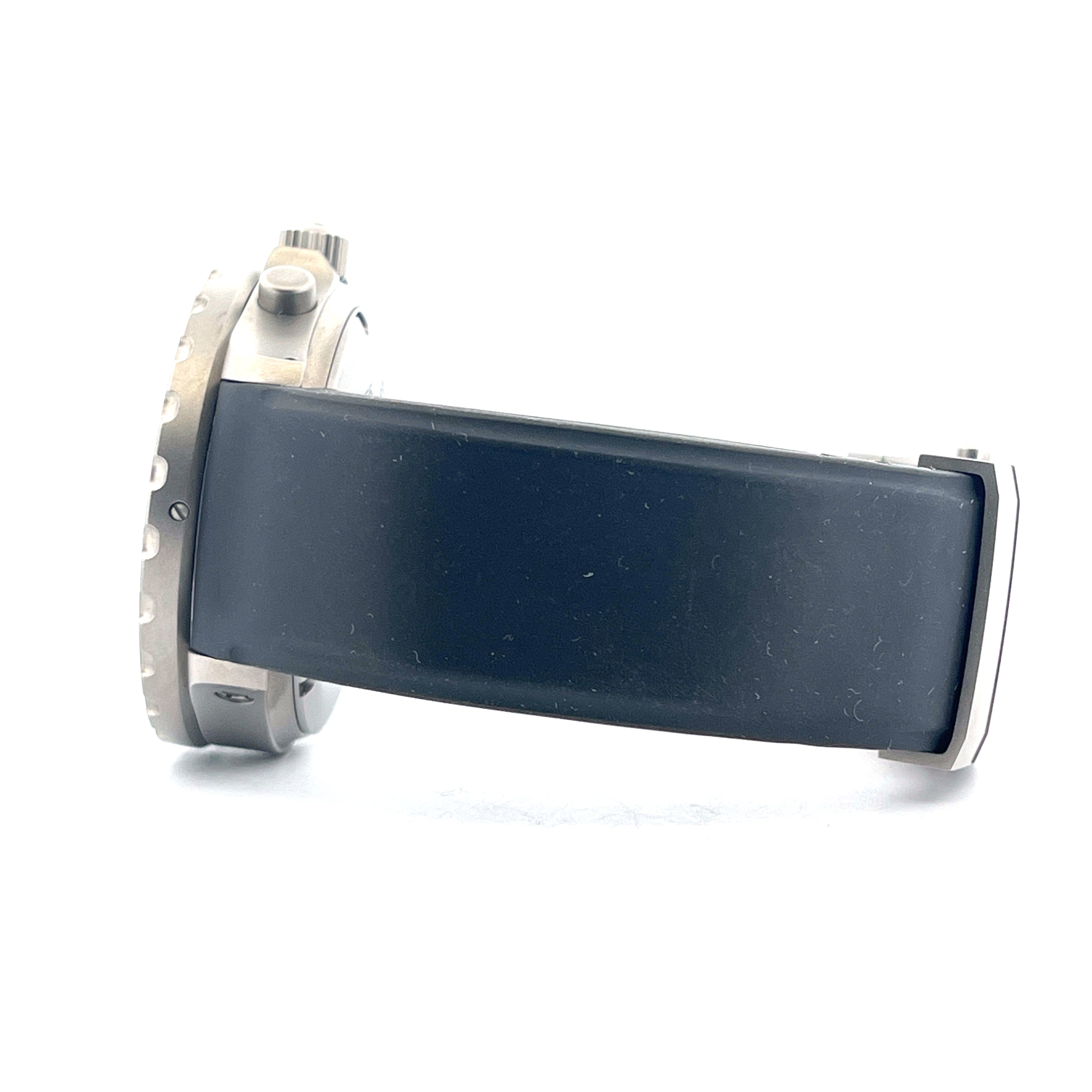 Sinn 757 UTC aus Edelstahl mit schwarzem Kautschukarmband auf weißem Hintergrund