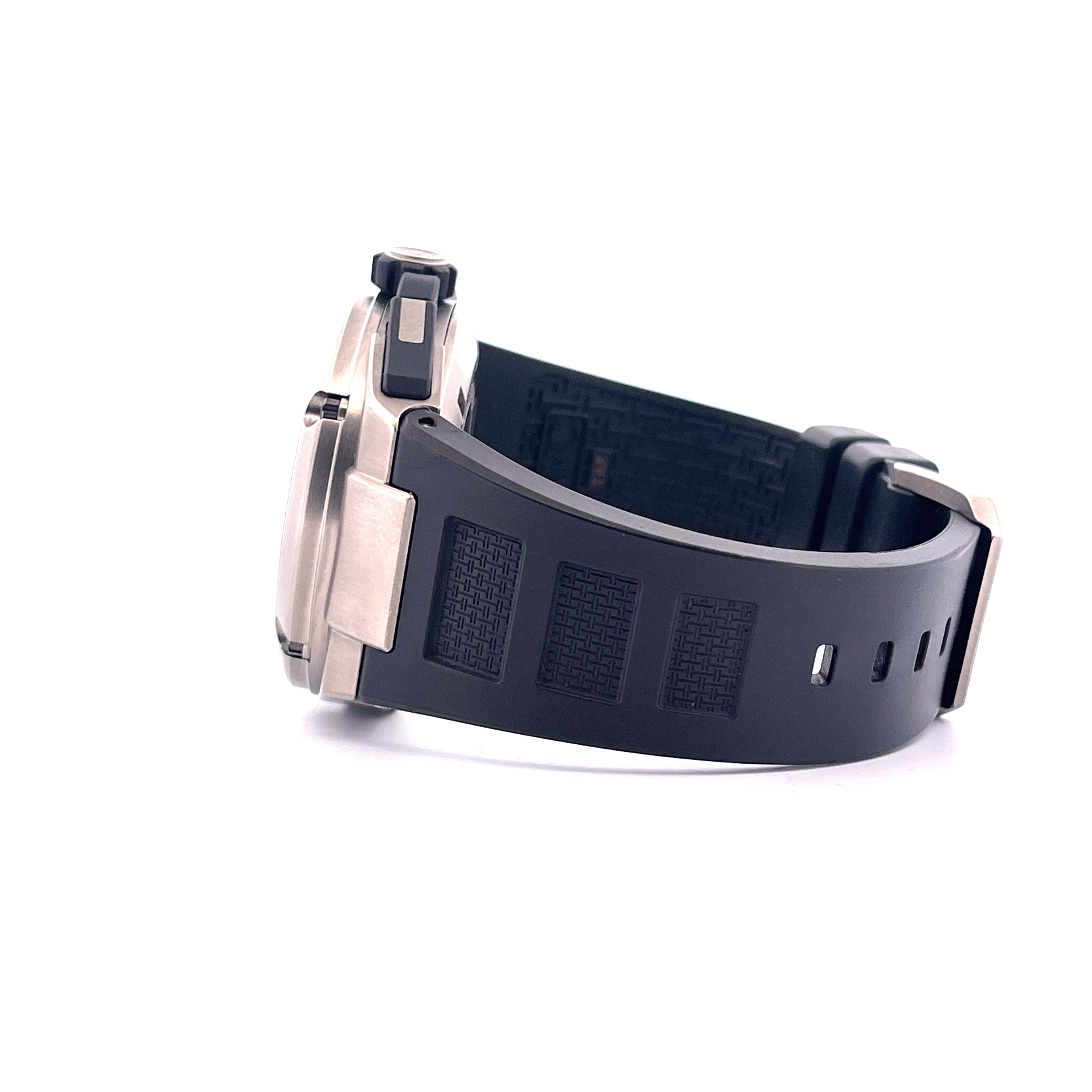 Seitenansicht einer IWC Ingenieur Double Chronograph Titan mit schwarzem Kautschukband auf weißem Hintergrund