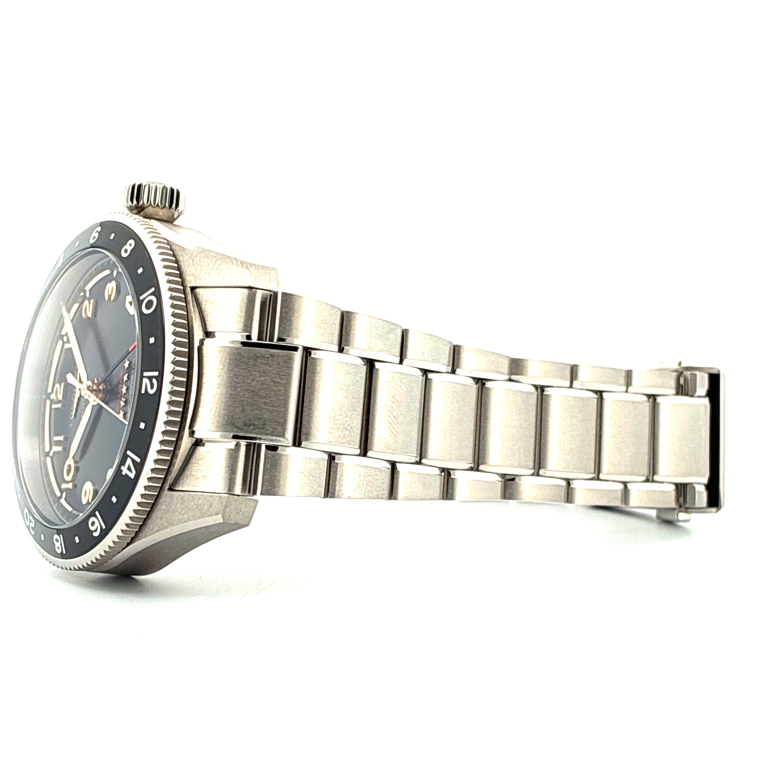 Longines Spirit Zulu Time 39mm im Profil mit silbernem Edelstahlarmband vor weissem Hintergrund