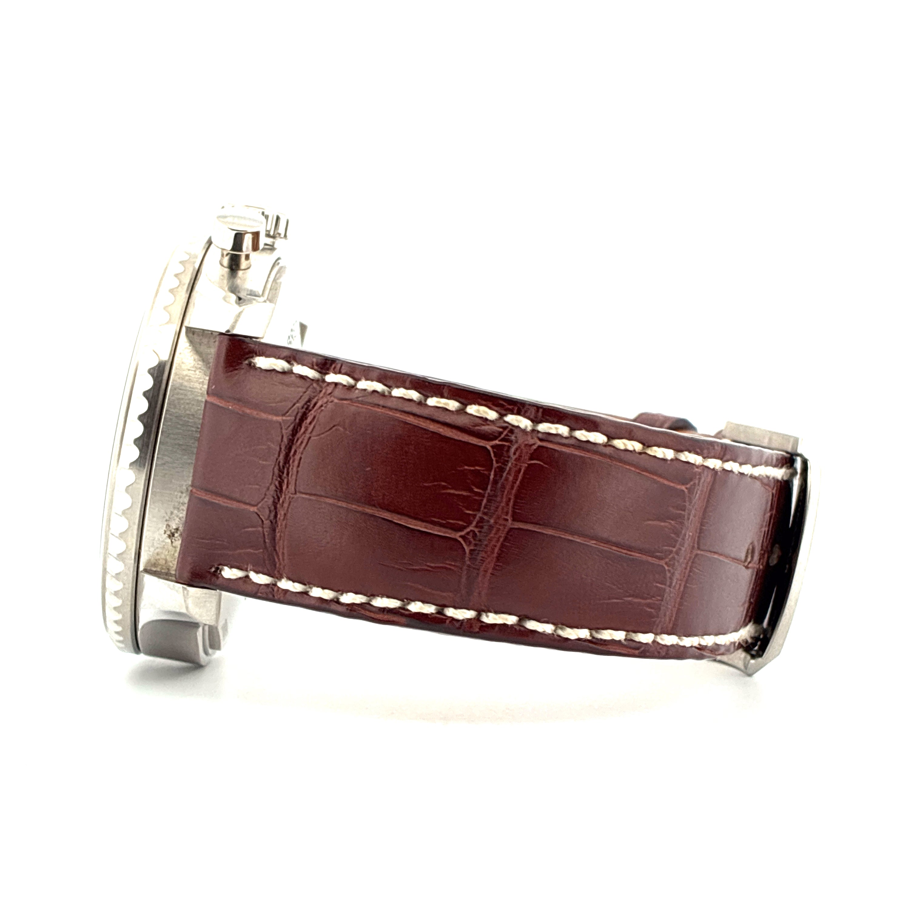 Seitenansicht einer Breitling Navitimer 8 Chronograph mit braunem Lederarmband und Metallgehäuse vor weißem Hintergrund