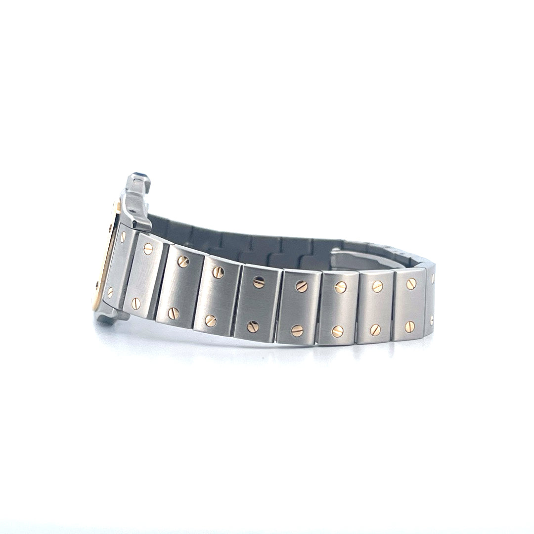 Cartier Santos Galbée von der Seite auf weißem Hintergrund, Stahl- und Gelbgoldarmband mit Schraubendetails
