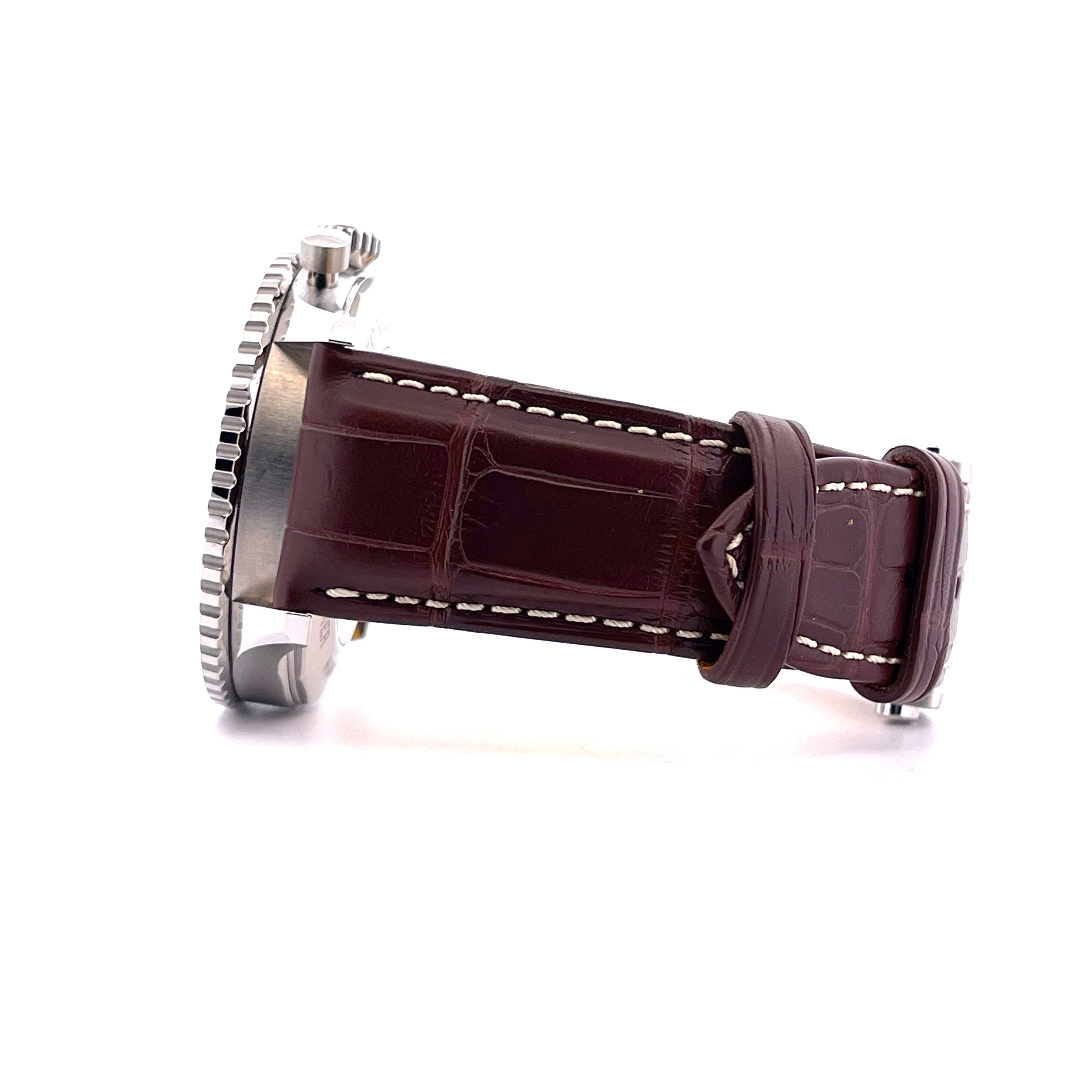 Breitling Navitimer B01 Chronograph 46 Seitenansicht mit dunkelbraunem Lederarmband und Edelstahllünette