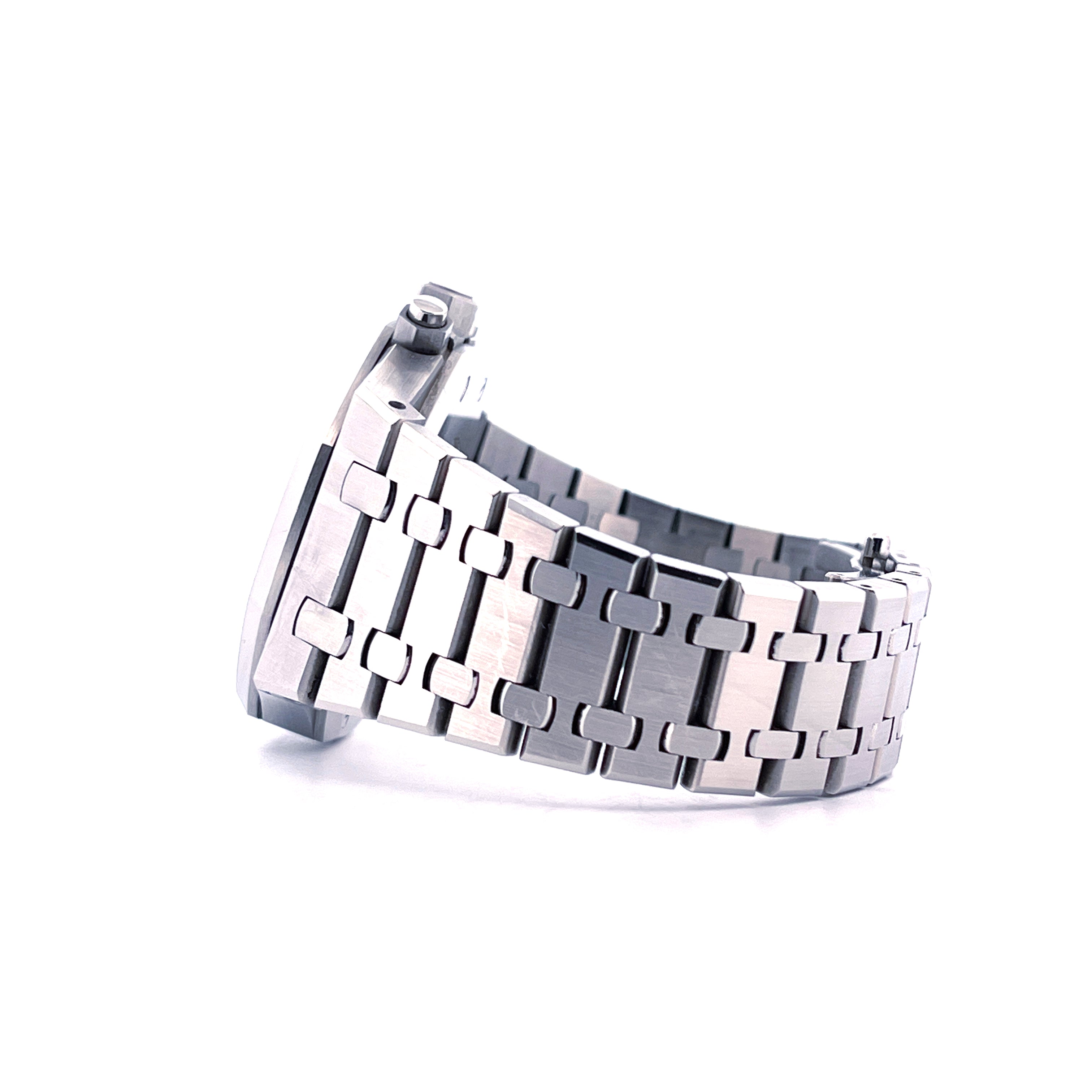 Audemars Piguet Royal Oak Chronograph, Stahlarmband und Gehäuse im Profil auf weißem Hintergrund