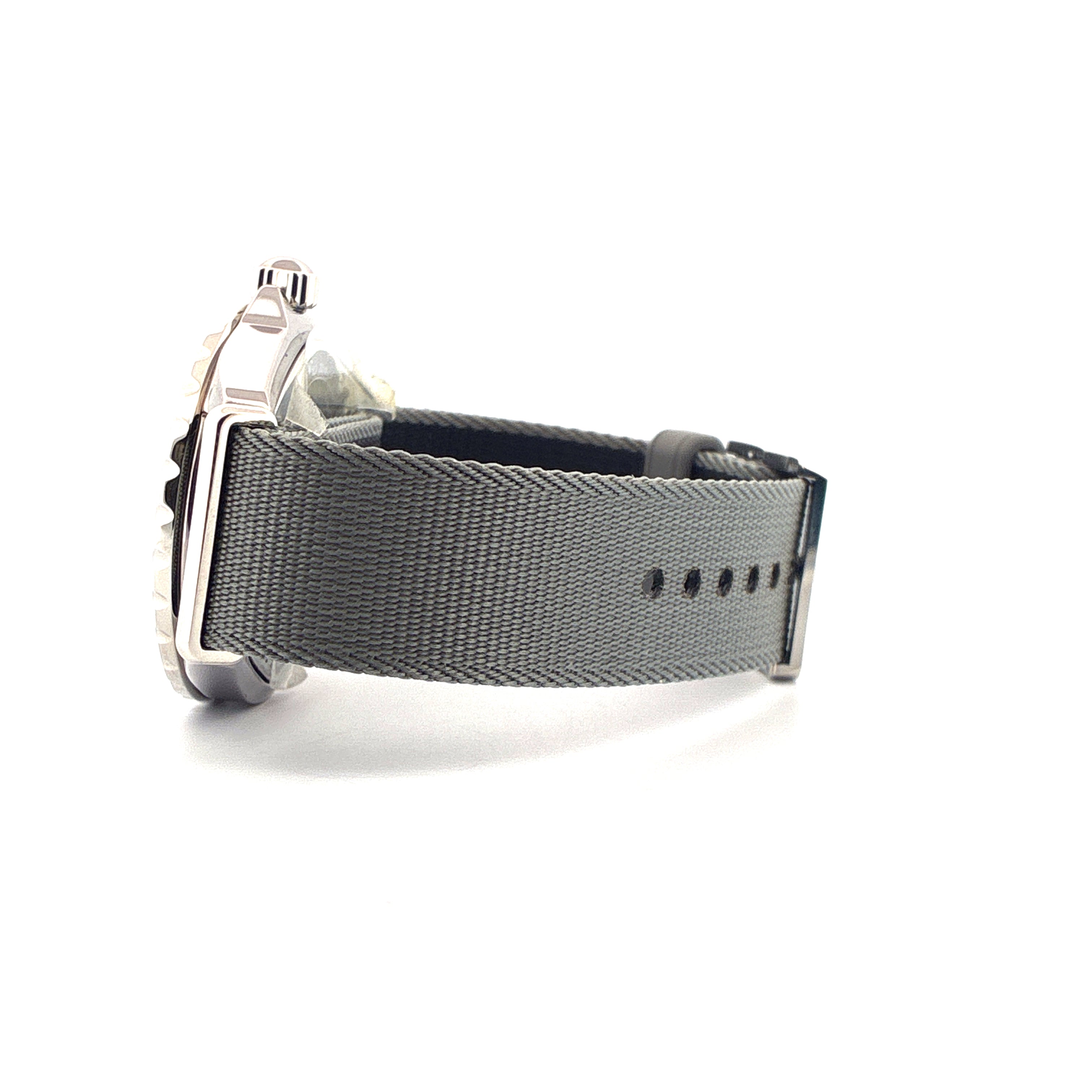 Chanel J12-g10 Keramik Quarzuhr mit grauem Stoffarmband in Seitenansicht auf weißem Hintergrund