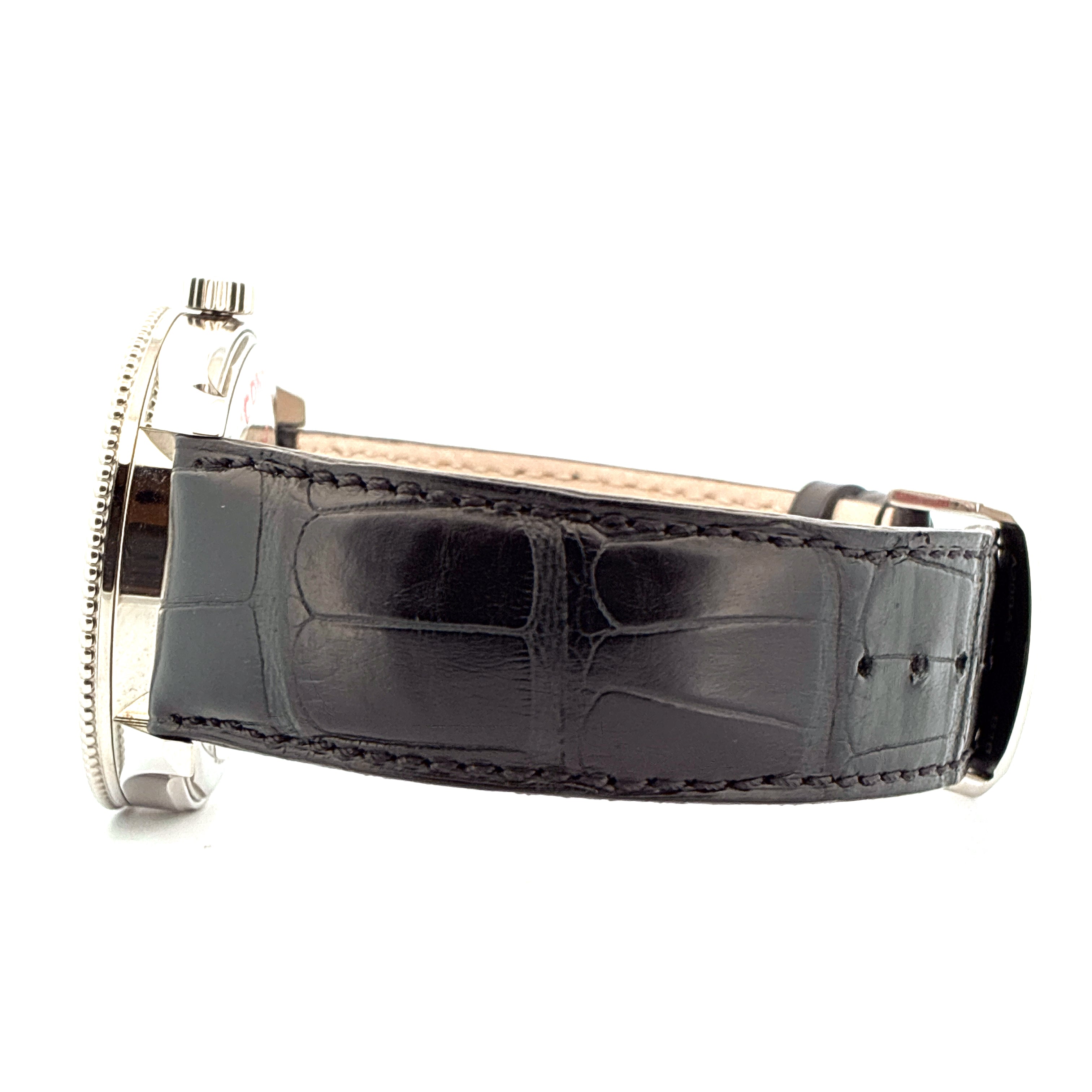 Breitling Navitimer Automatic 41 im Detail mit schwarzem Krokodillederarmband