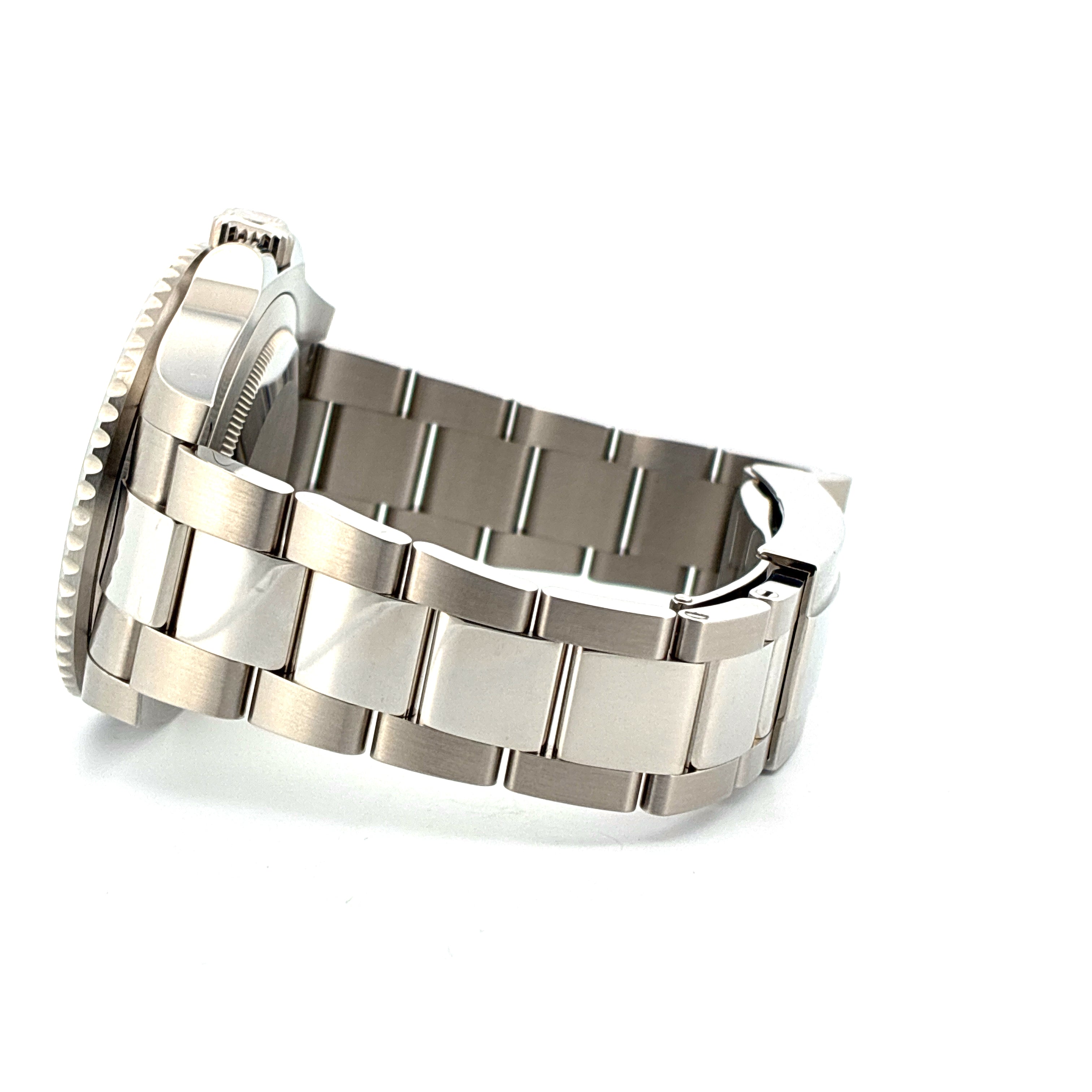 Rolex GMT-Master II Batman aus Stahl in Seitenansicht mit schillerndem Metallarmband