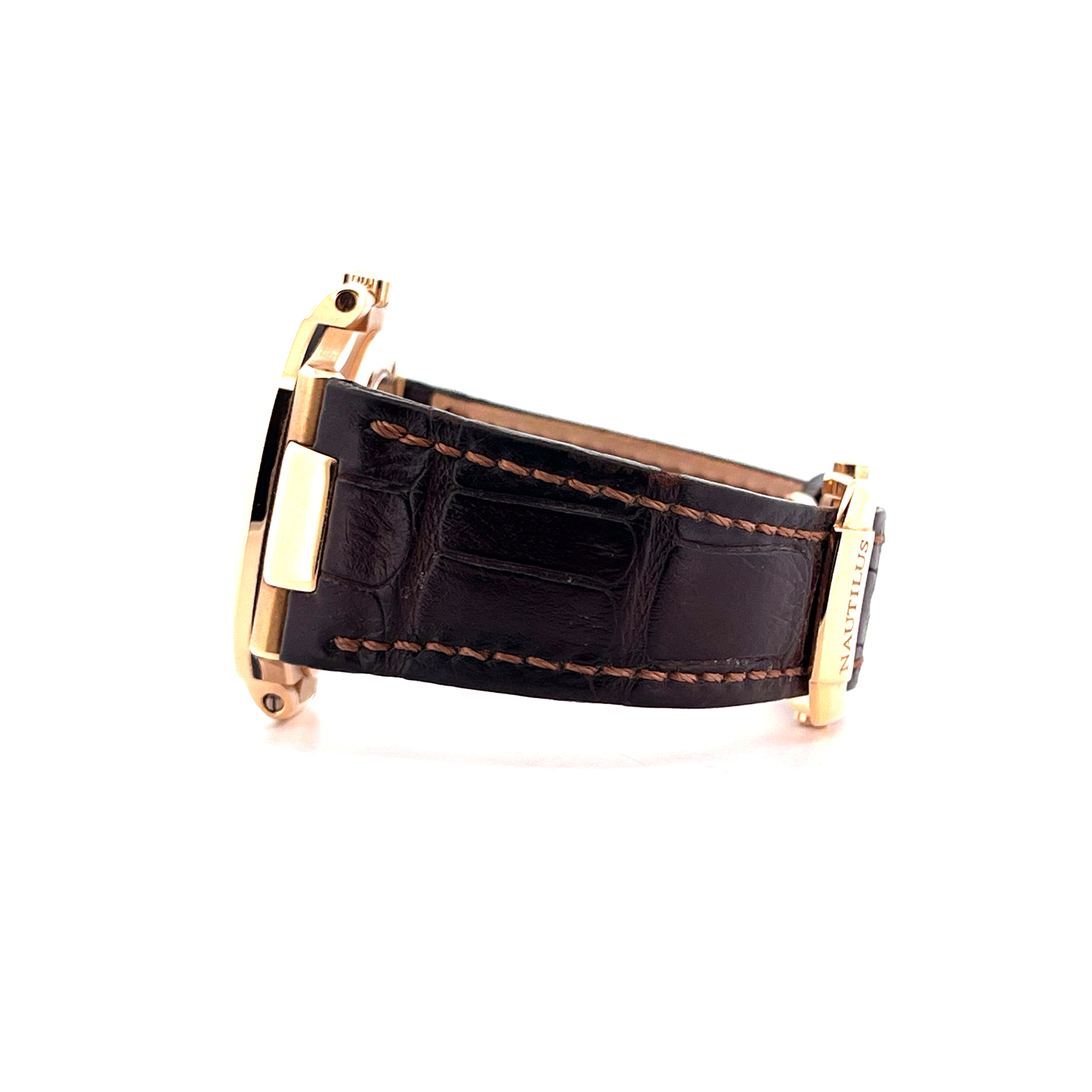 Seitenansicht einer Patek Philippe Nautilus mit schwarzem Krokolederarmband