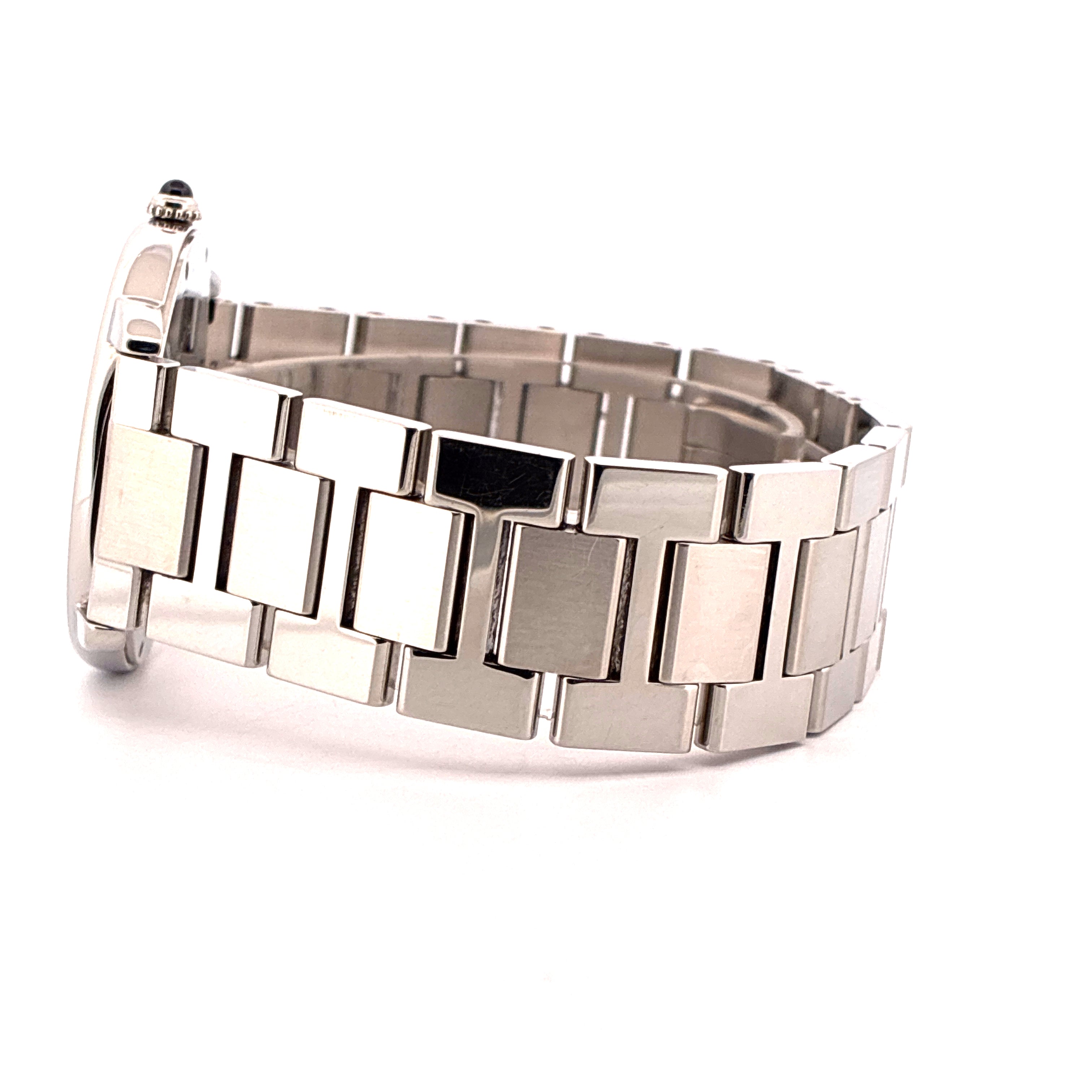 Seitenansicht einer Cartier Ronde Solo de Cartier Damenuhr aus Edelstahl mit silbernem Armband