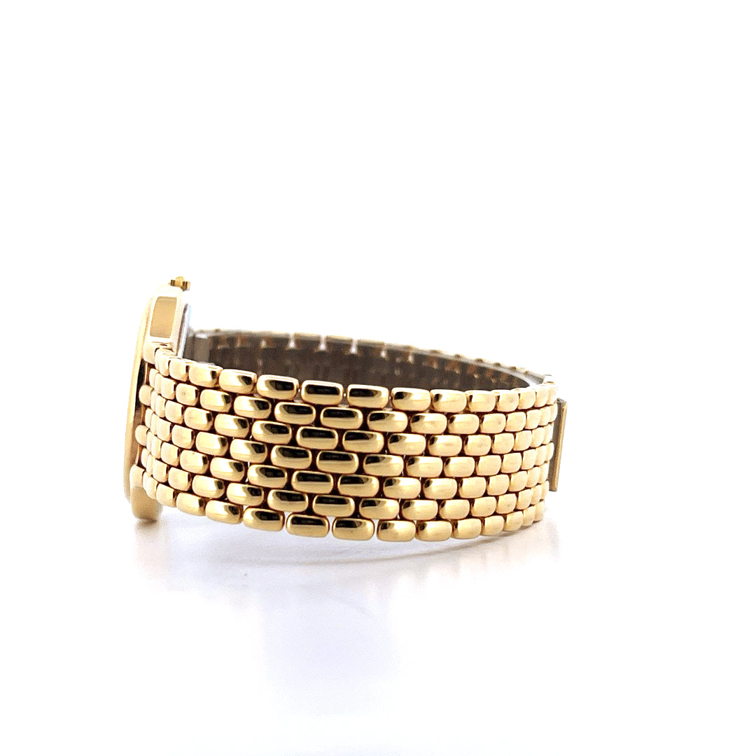 Seitenansicht eines Movado Certo Museum Armbands aus gelb-goldenen Glieder-Elementen vor weissem Hintergrund