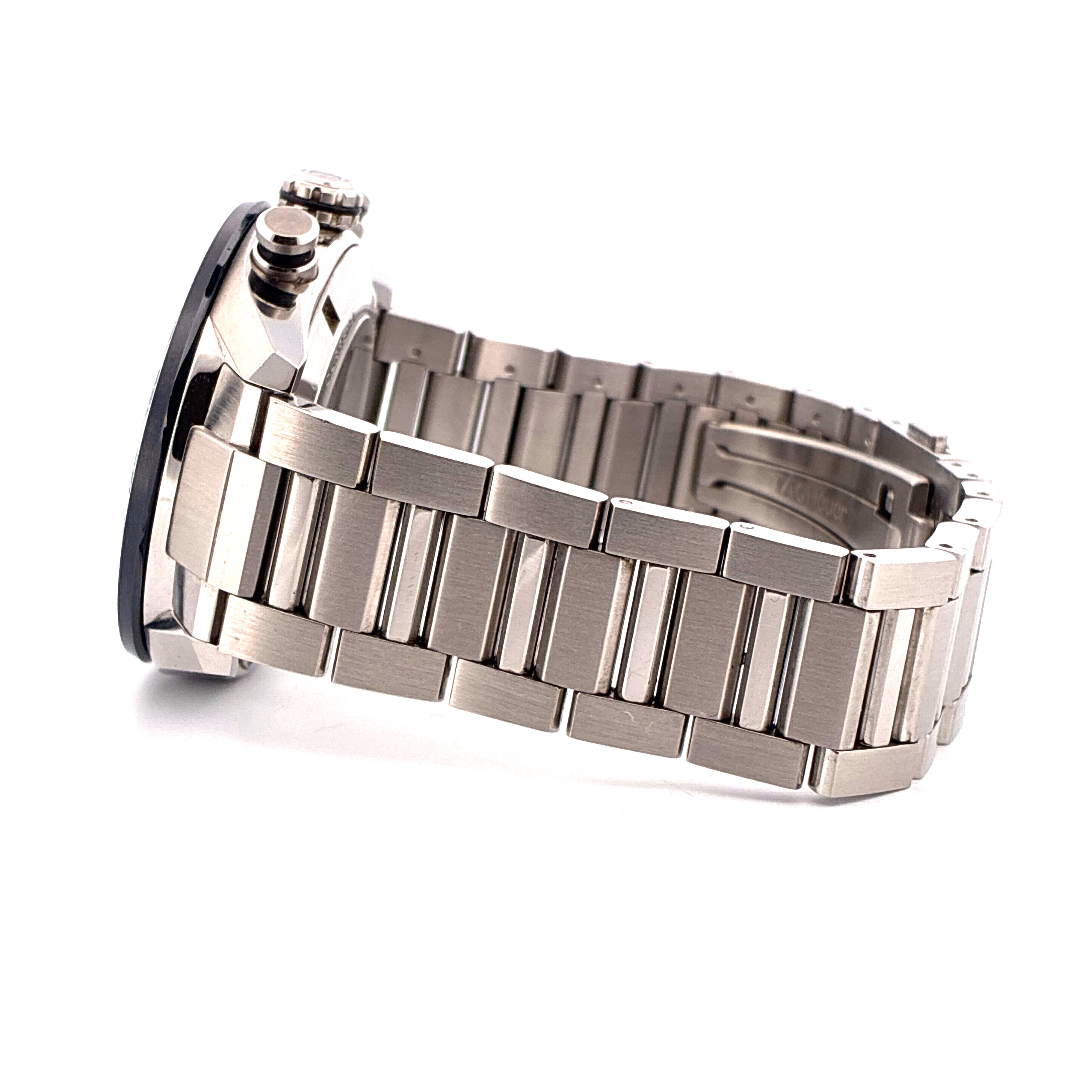 Tag Heuer Carrera Stahl Automatik, Seitenansicht des Armbands mit feinen Gebrauchsspuren auf weißem Hintergrund