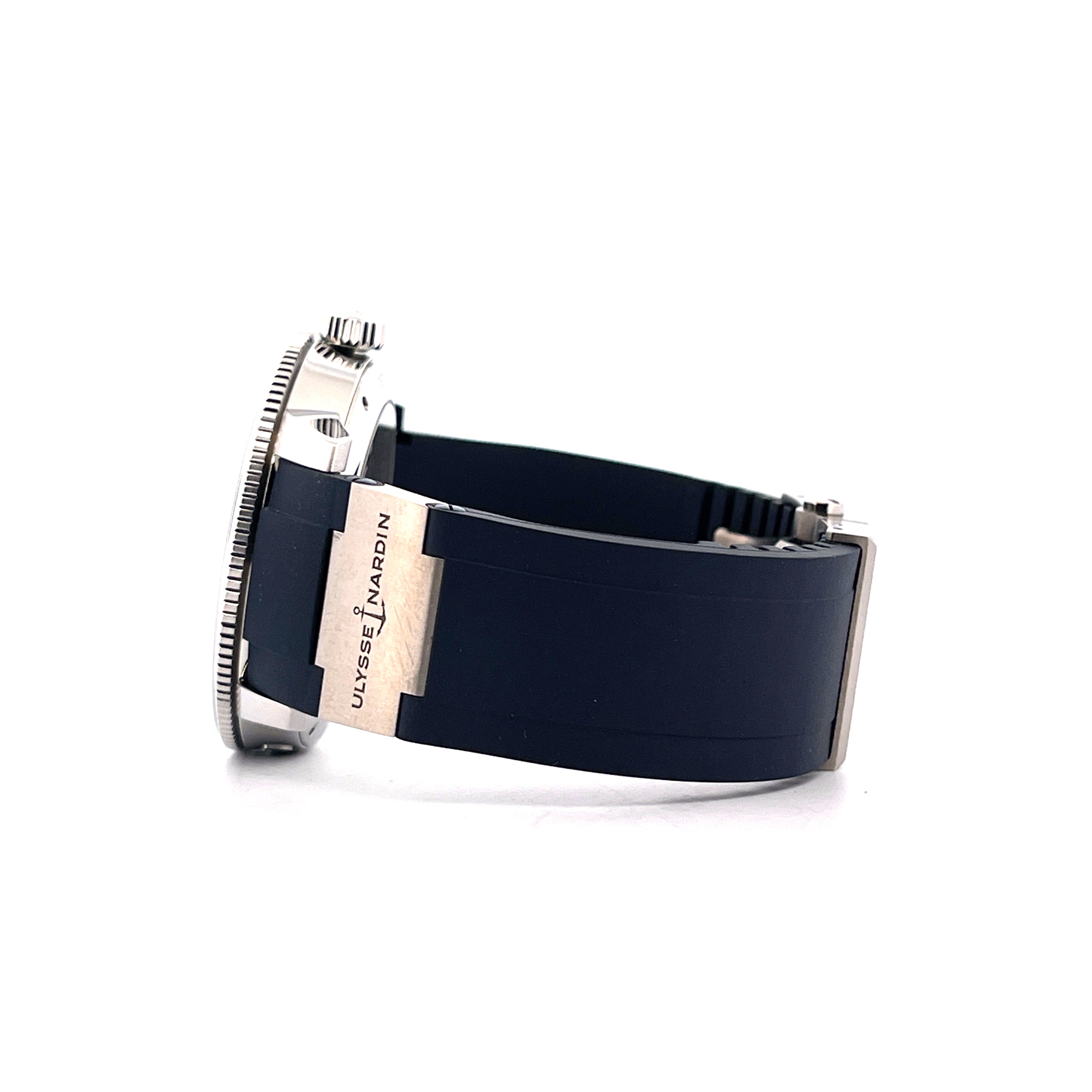 Seitenansicht einer Ulysse Nardin Marine Torpilleur mit blauem Kautschukarmband und Stahldetails auf weißem Hintergrund