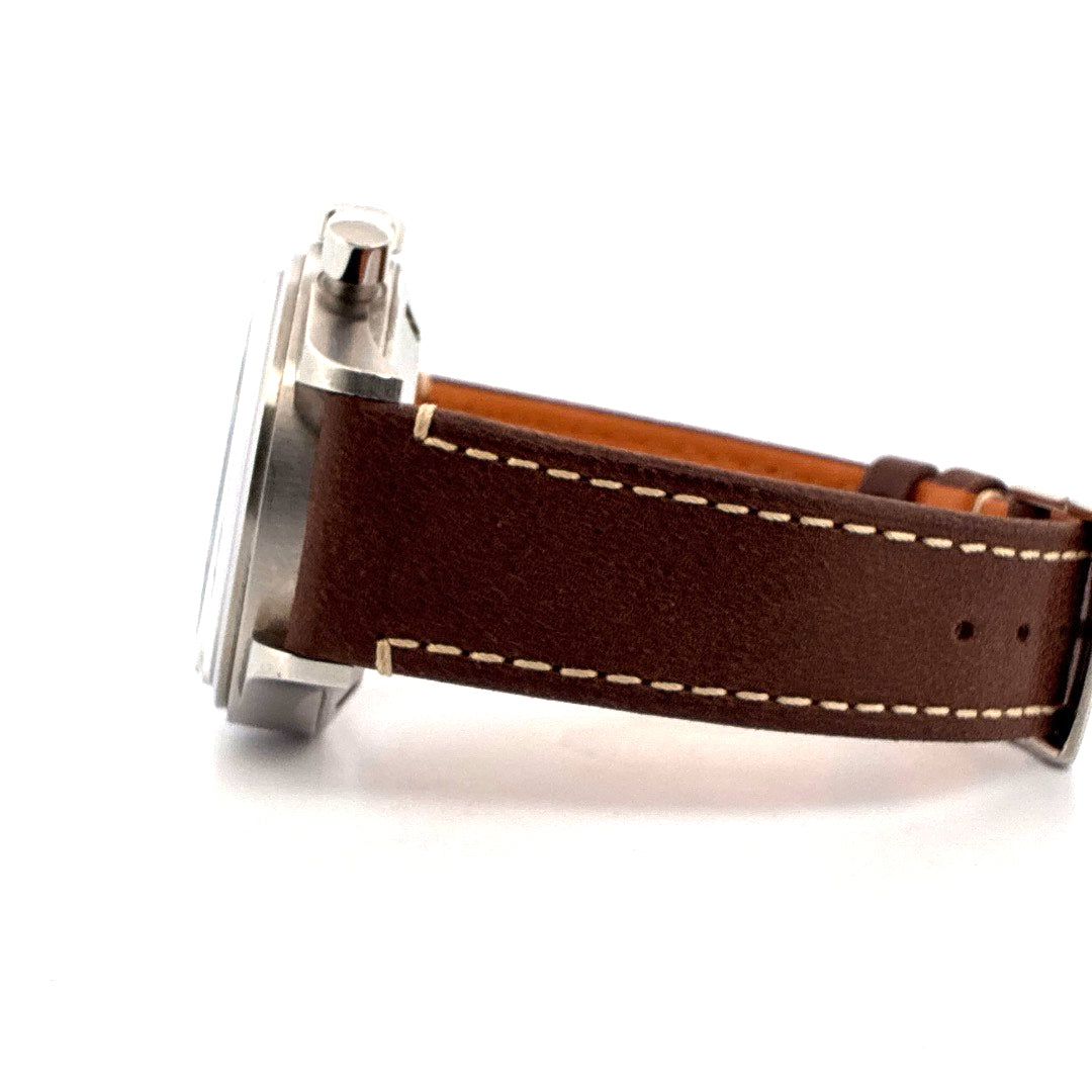 Seitenansicht einer Longines Avigation Bigeye mit braunem Lederarmband und weißer Naht vor weißem Hintergrund