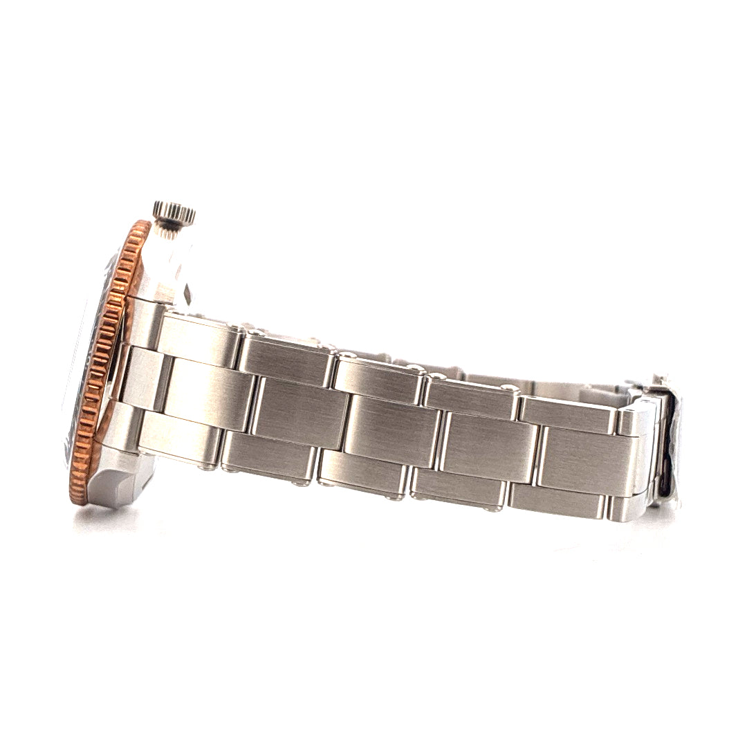 Oris Divers Sixty Five Edelstahl Armband und Lünette mit kupferfarbenen Akzenten von der Seite aufgenommen