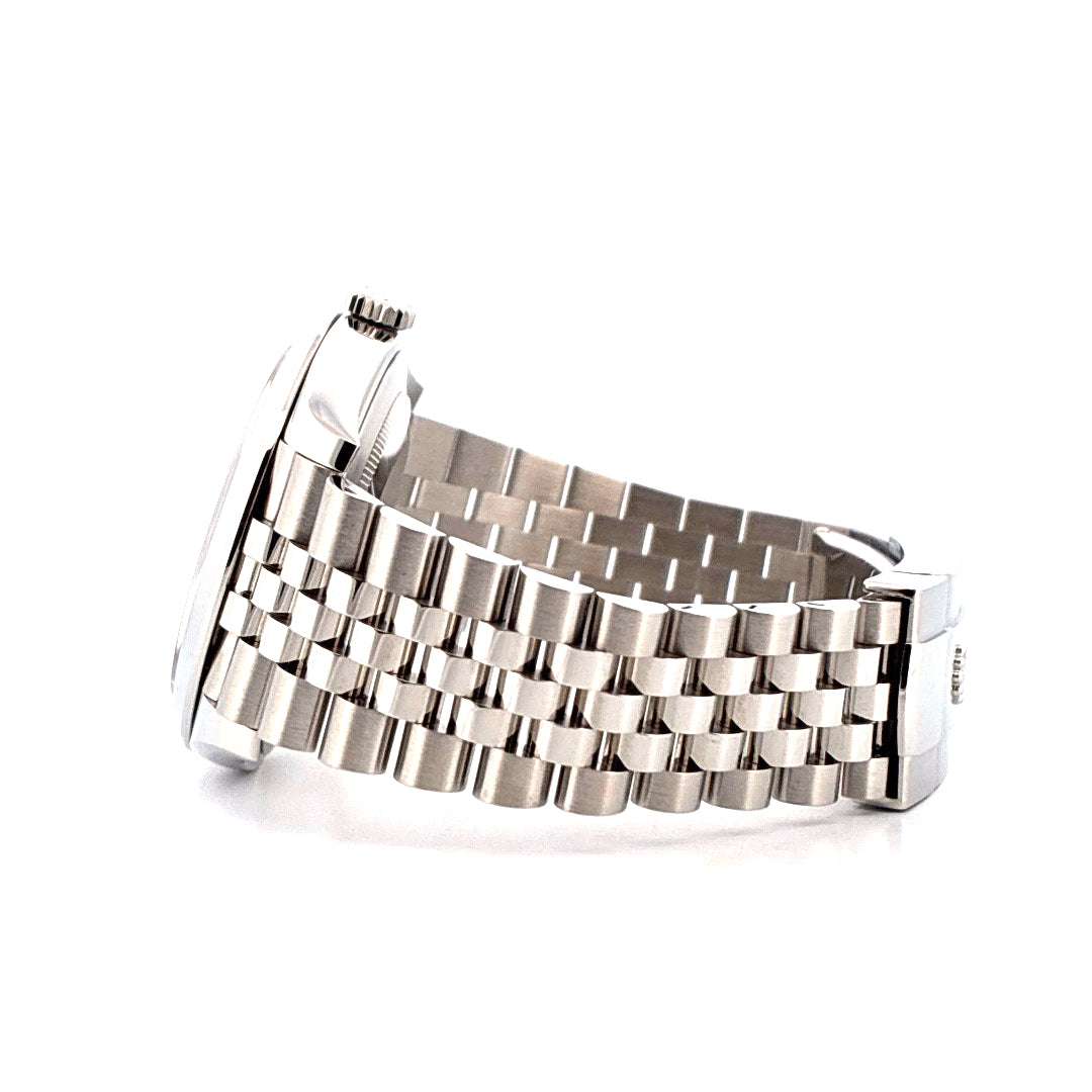 Seitenansicht einer Rolex Datejust 41 aus Stahl mit Jubilé-Armband auf weißem Hintergrund