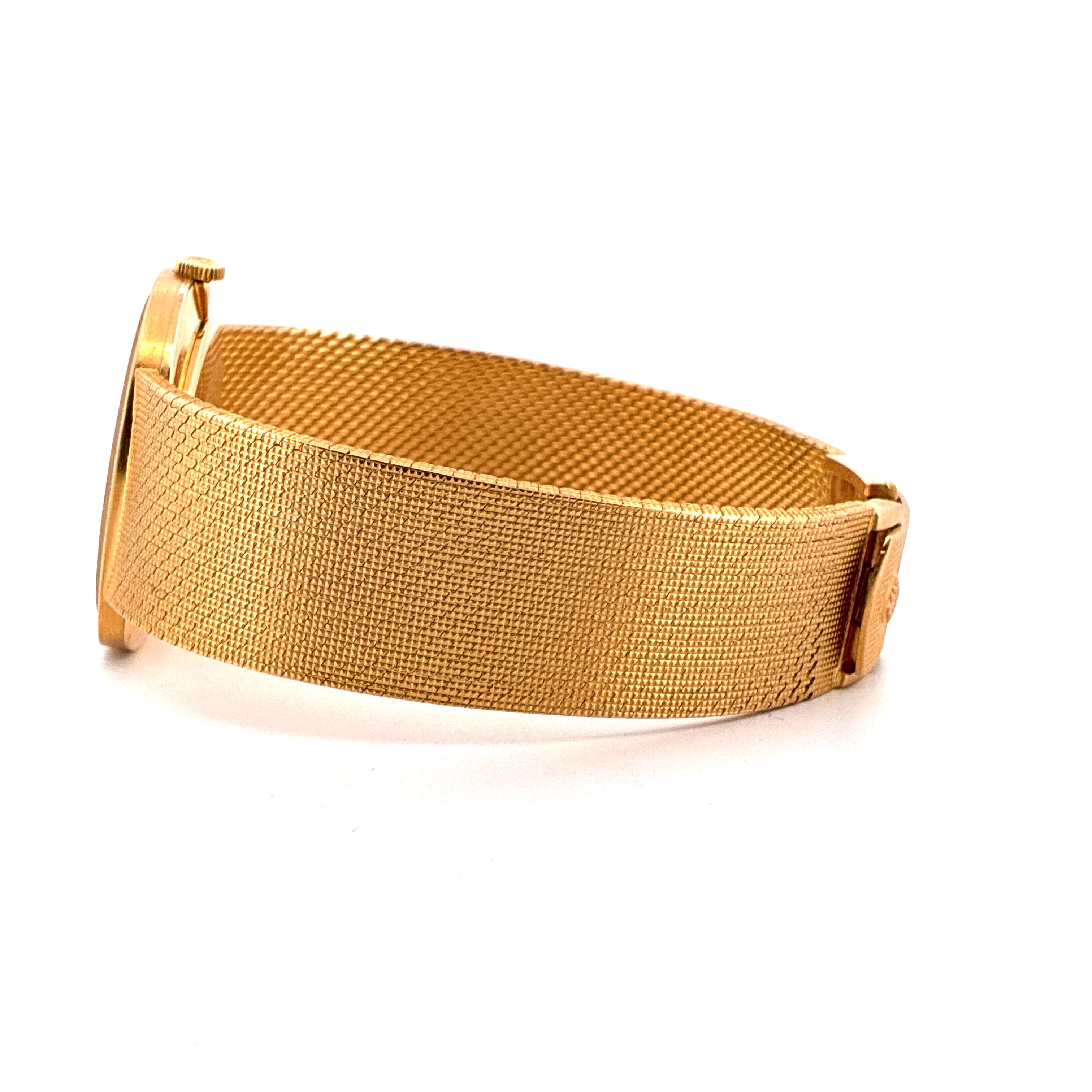 Patek Philippe Ellipse d'Or Gelbgold vintage Uhr mit integriertem Mesh-Armband auf weißem Hintergrund