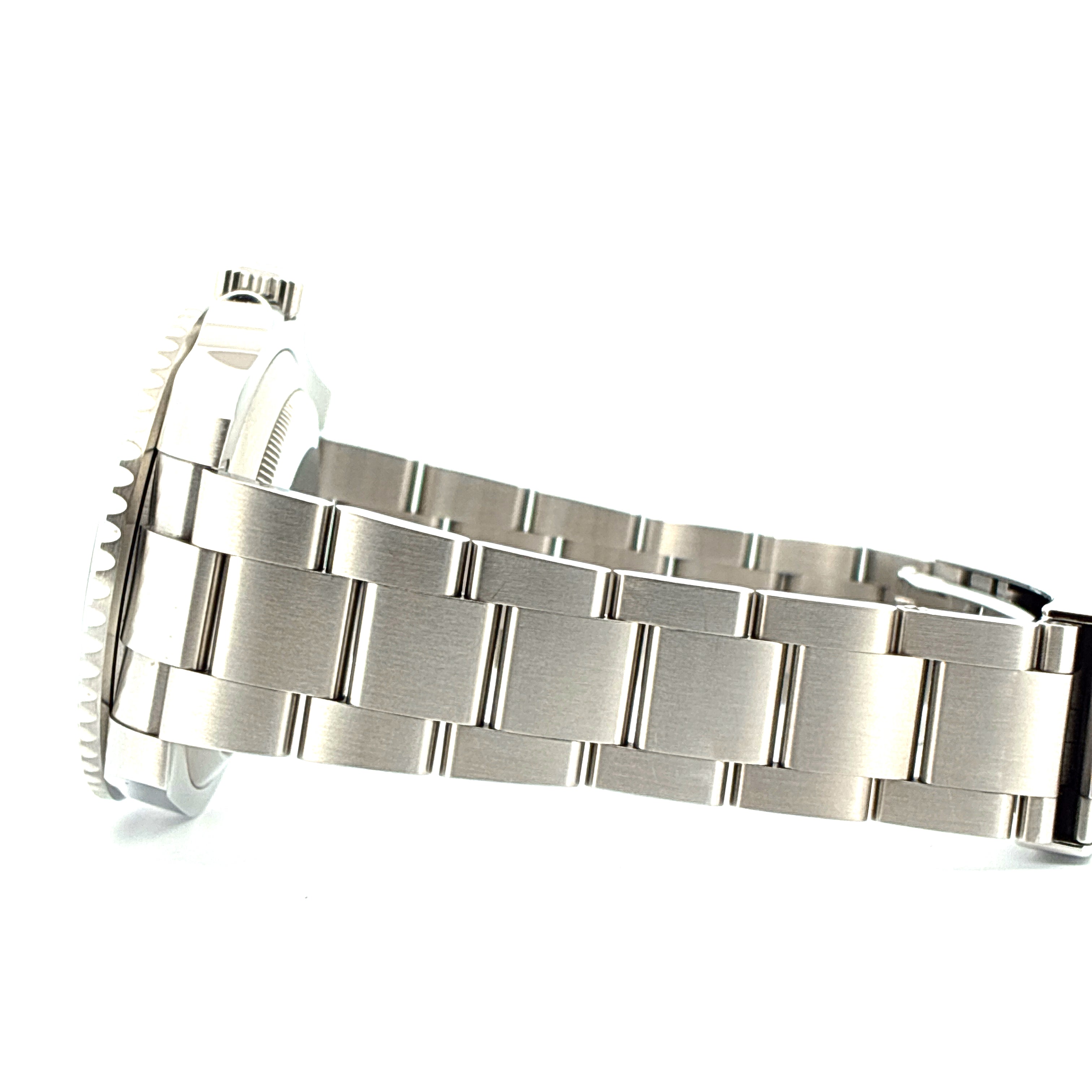 Rolex Submariner Date Hulk im Profil mit Stahlarmband auf weißem Hintergrund