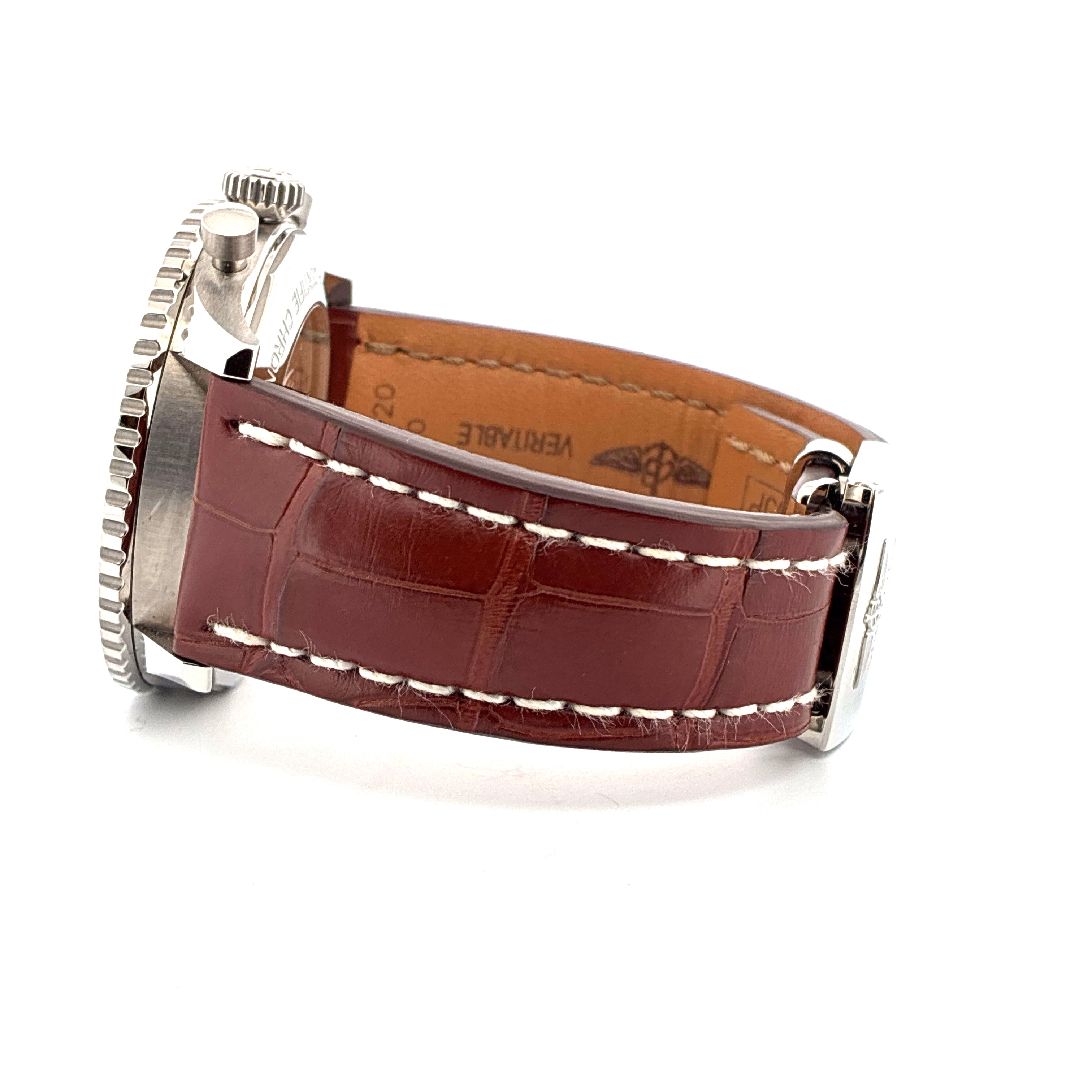 Breitling Navitimer B01 Chronograph 46 im Detailansicht Seitenansicht mit braunem Lederarmband