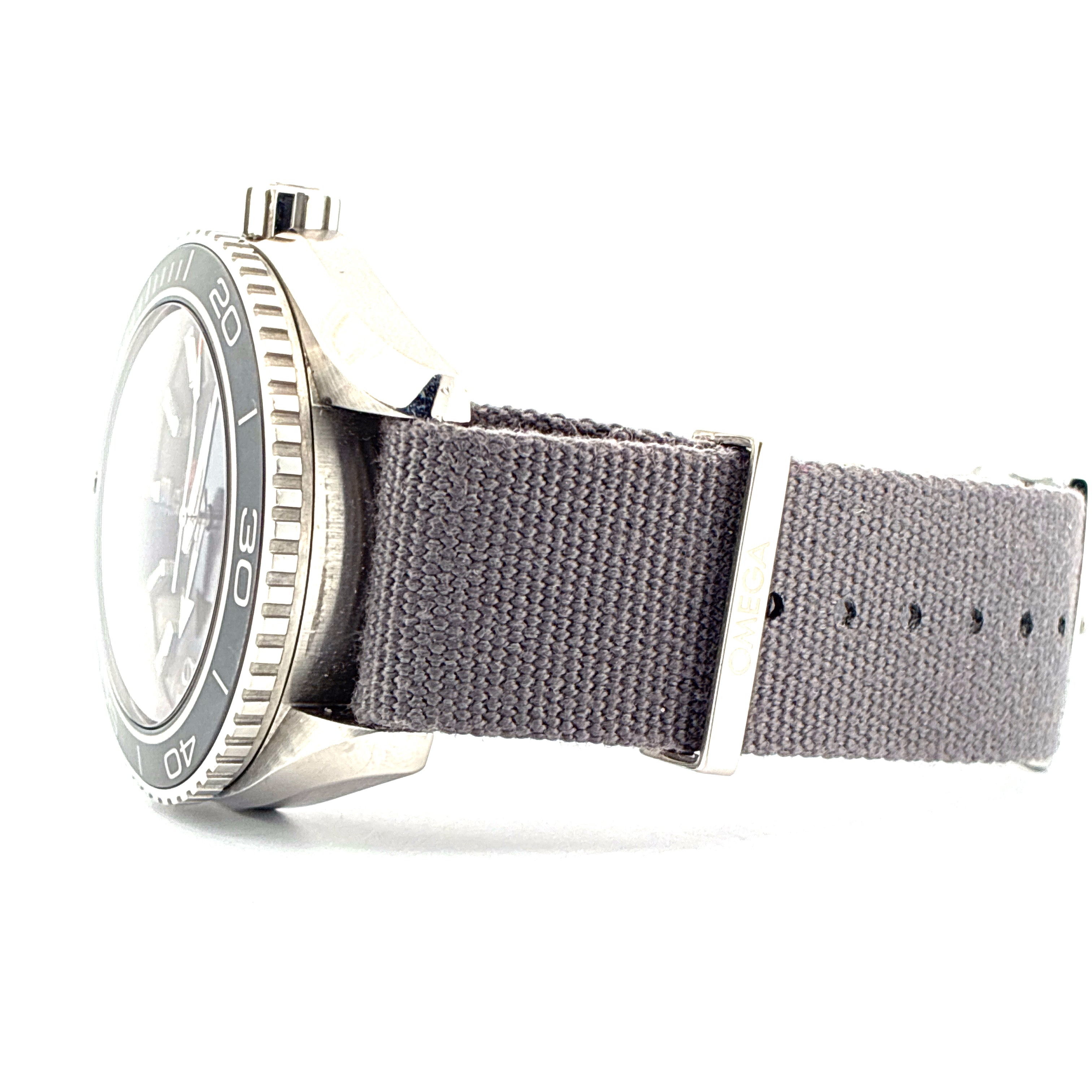 Omega Seamaster Planet Ocean im Seitenprofil mit grauem Textilarmband und polierten Luettenzahlen