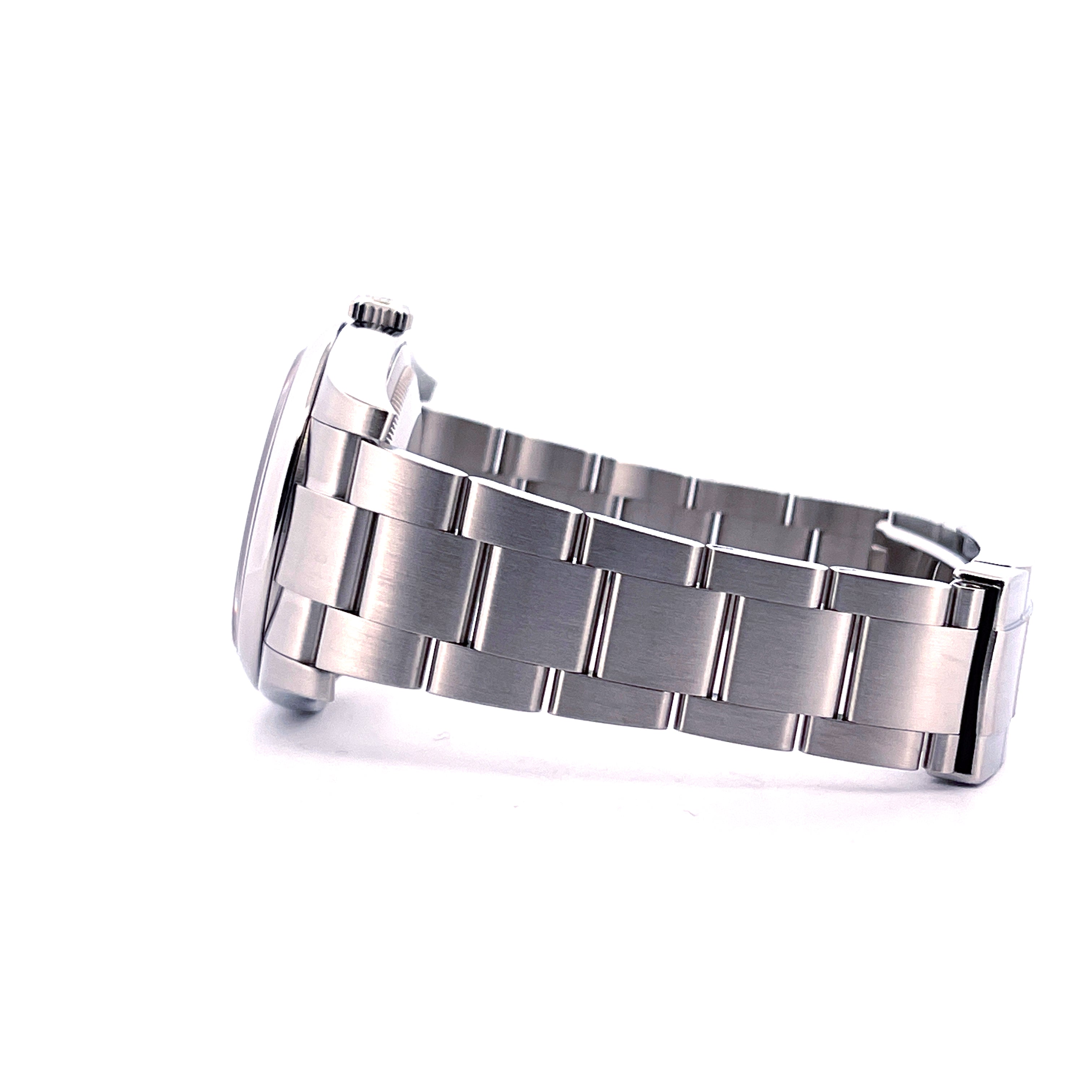 Rolex Oyster Perpetual 36mm mit Stahlarmband, Seitenansicht auf weißem Hintergrund
