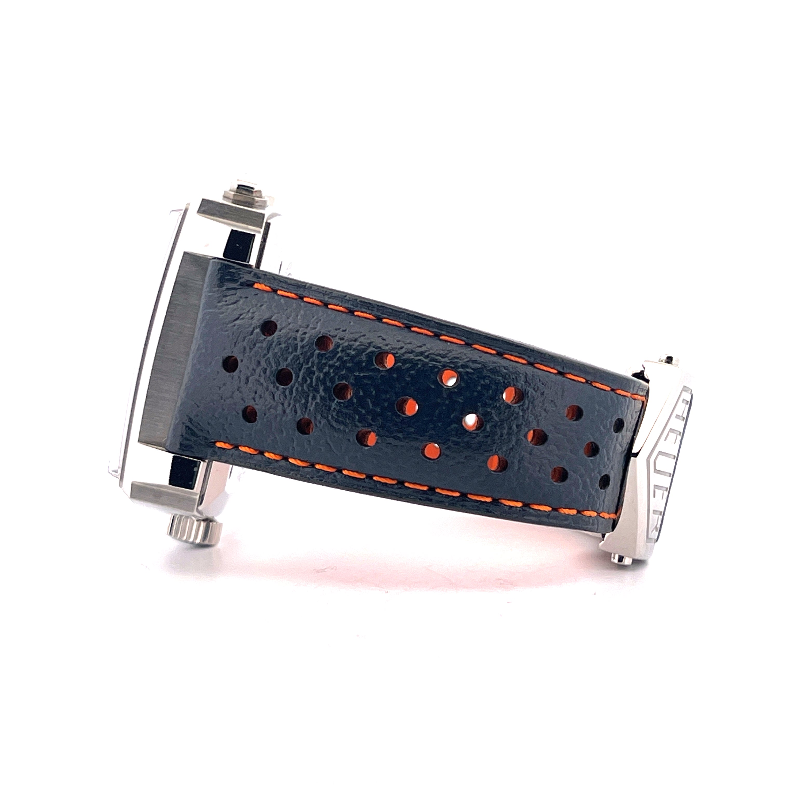 Seitenansicht eines blauen Tag Heuer Monaco Gulf Automatikarmbands mit orangefarbenen Nähten und Perforationen