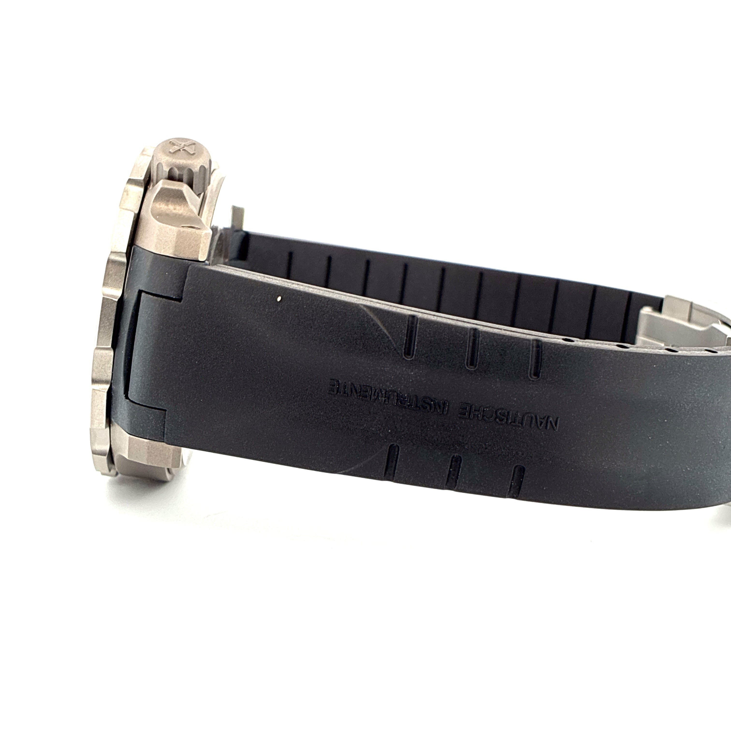 Seitenansicht des Mühle Glashütte Seebataillon GMT Kautschukarmbands mit Schriftzug Nautische Instrumente