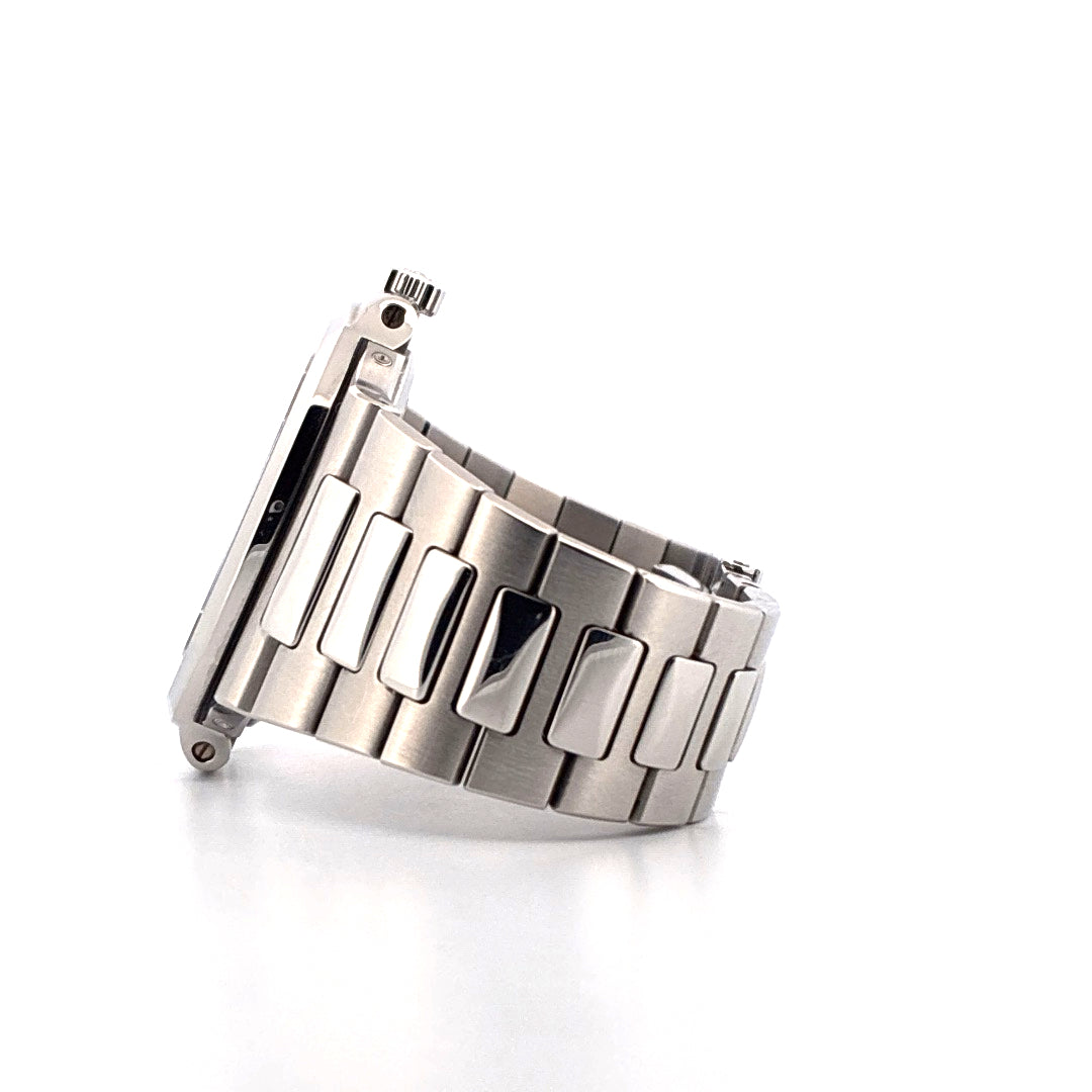 Patek Philippe Nautilus 5712/1A-001 Edelstahl Seitenansicht auf weißem Hintergrund mit Fokus auf das Armband