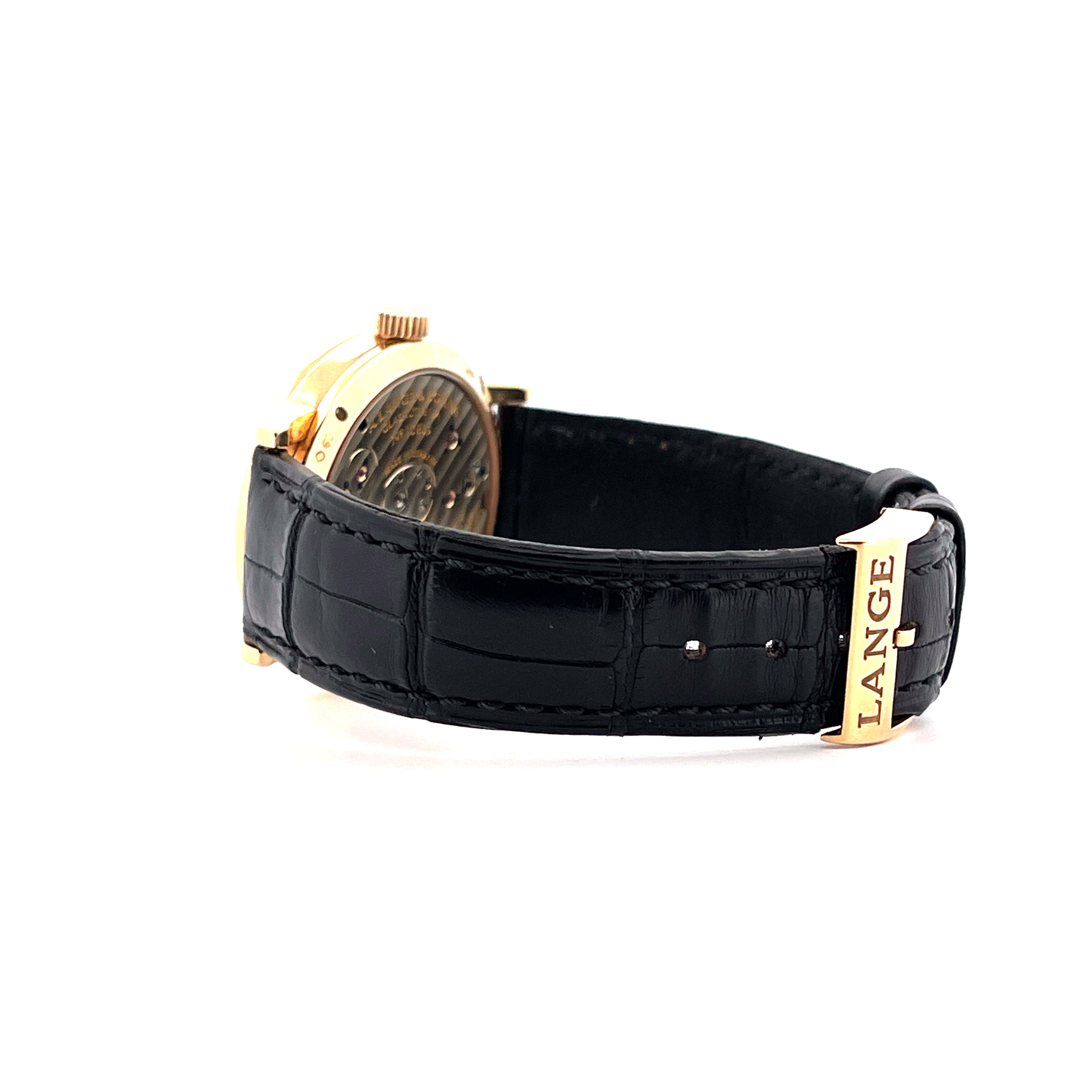 Seitenansicht einer A. Lange & Söhne Uhr mit schwarzem Kroko-Lederarmband und goldener Dornschließe