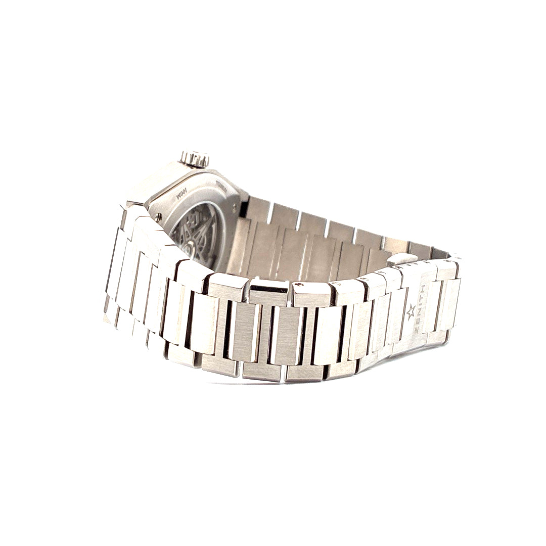 Zenith Defy Classic Titan 41 mm, Seitenansicht eines Titanarmbands mit Zenith-Schriftzug auf weißem Hintergrund