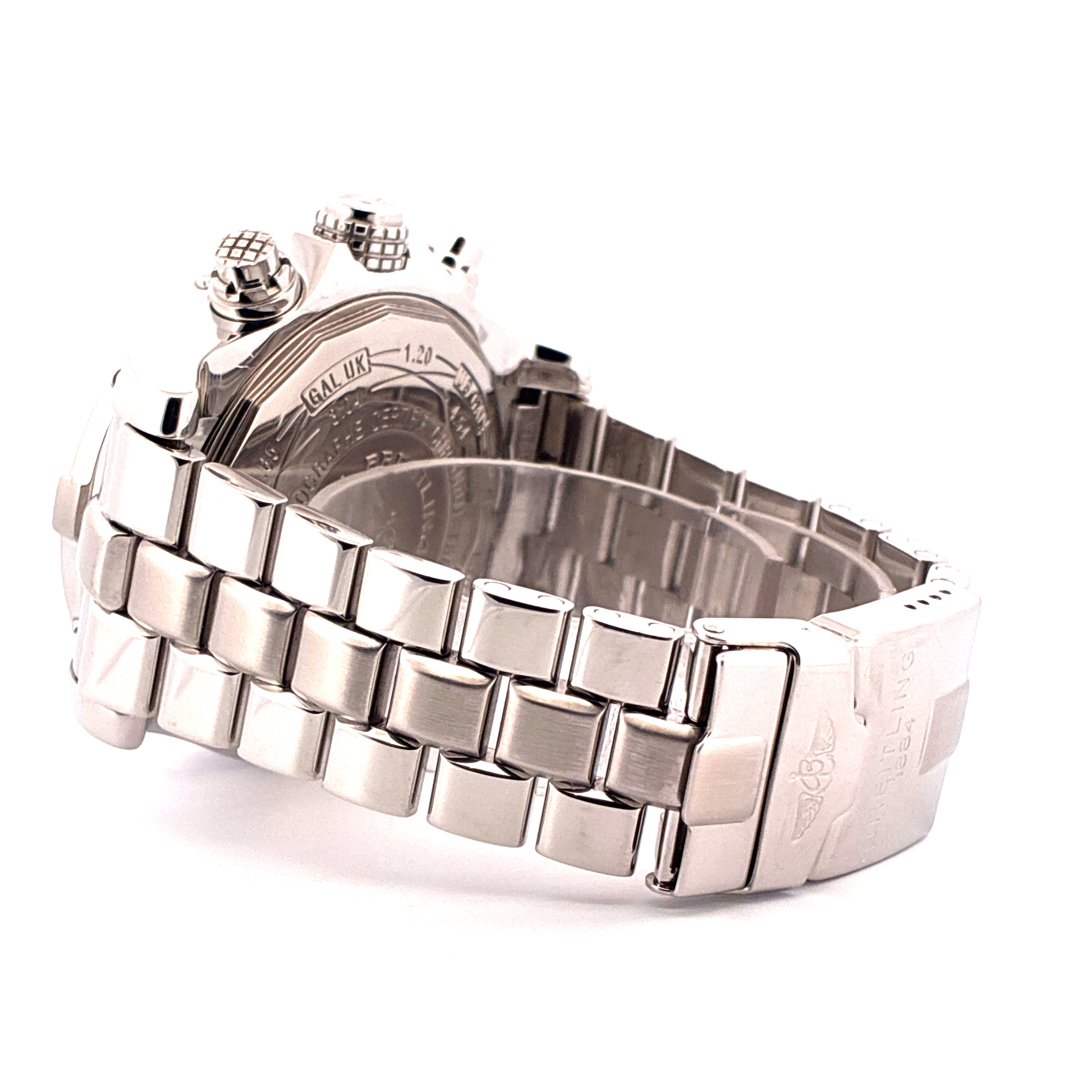 Breitling Super Avenger aus Stahl mit silbernem Armband im Seitenprofil