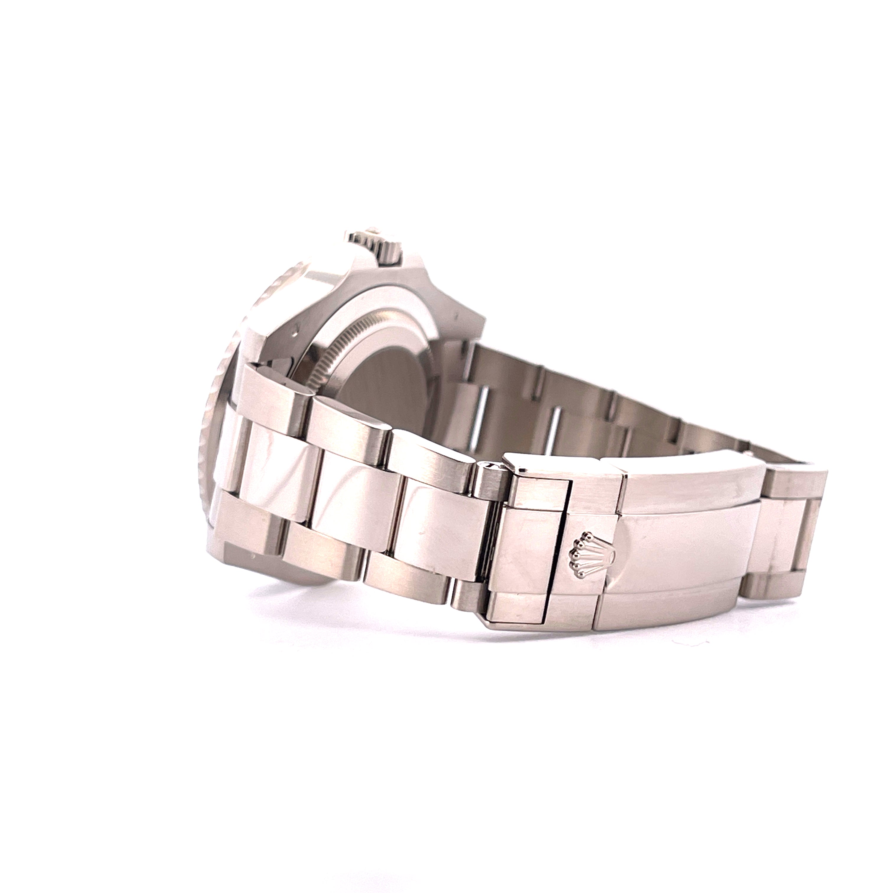 Seitenansicht eines Rolex GMT-Master II Whitegold mit Oyster-Band und Schließe mit Kronenlogo