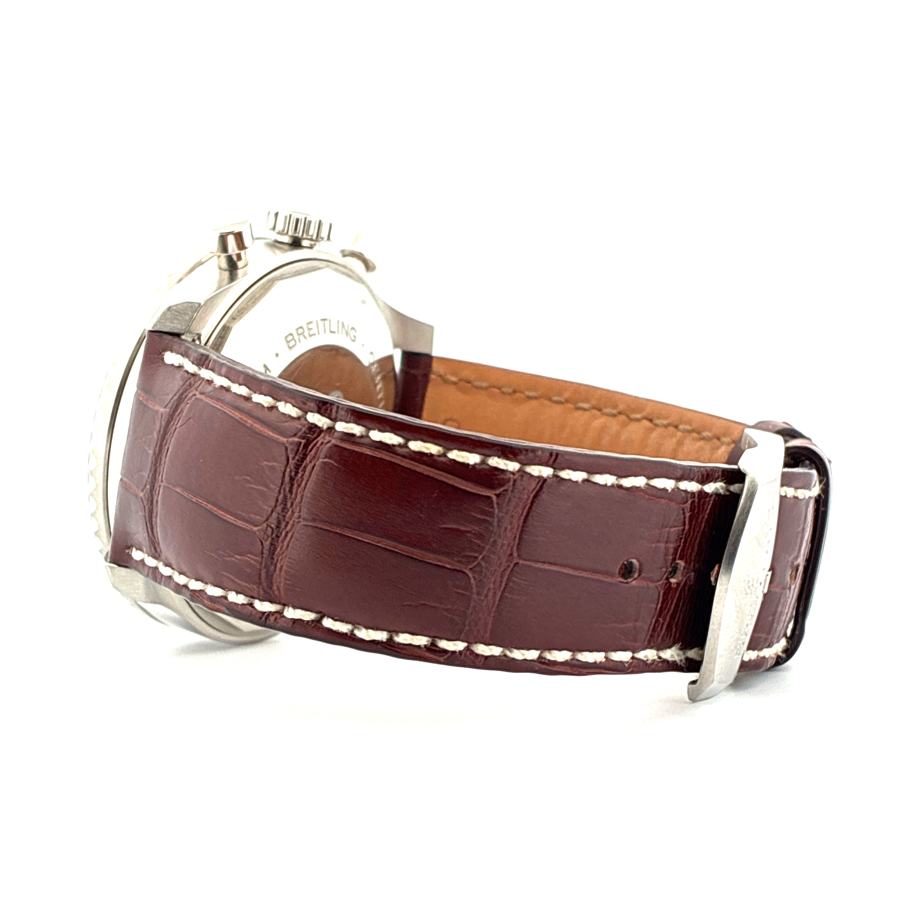 Breitling Navitimer 8 Chronograph Seitenansicht mit dunkelbraunem Kroko-Lederarmband und weisser Naht