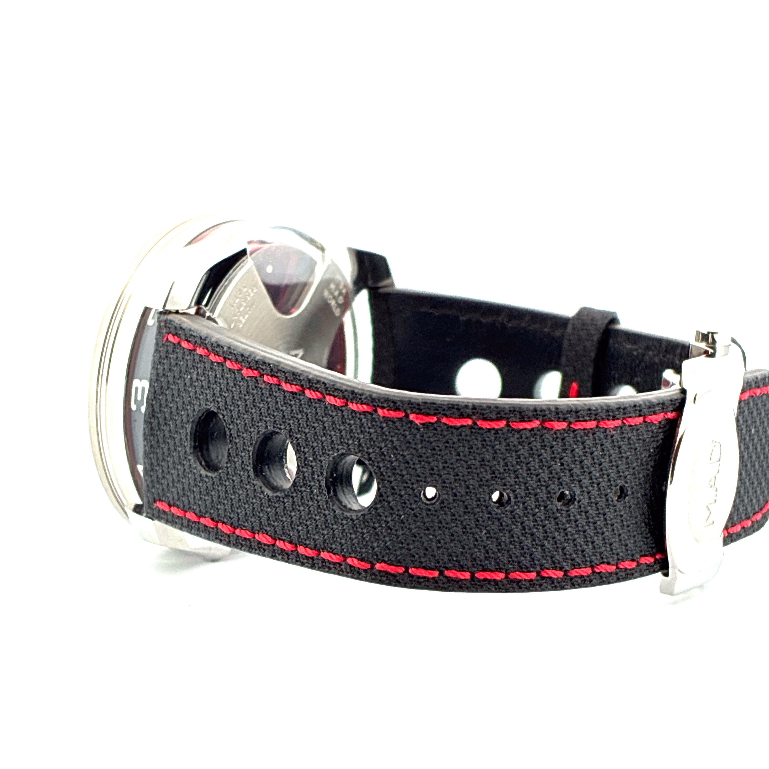 Seitenansicht der MB&F M.A.D. 1 Edition Uhr mit schwarzem Stoffarmband mit roten Nähten und silberner Schließe